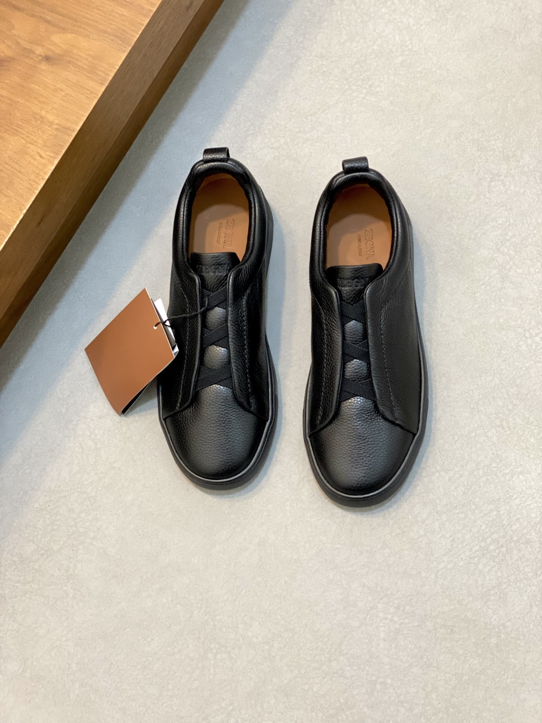 💰700 Ermenegildo Zegna 杰尼亚休闲运动鞋
Triple Stitch 是一款精致的休闲鞋履,饰有标志性三重交叉松紧细节,灵感源于三重手缝线迹造型,彰显了杰尼亚的悠久传承。这款皮革衬里鹿皮球鞋饰有骆马色装饰细节,采用便鞋鞋型且质感轻盈,配有灵活的橡胶外底,穿脱轻松,舒适不凡。后跟饰有标志性 Ermenegildo Zegna XXX 标识细节,彰显品牌风范。
码数:39-44,标准皮鞋尺码。