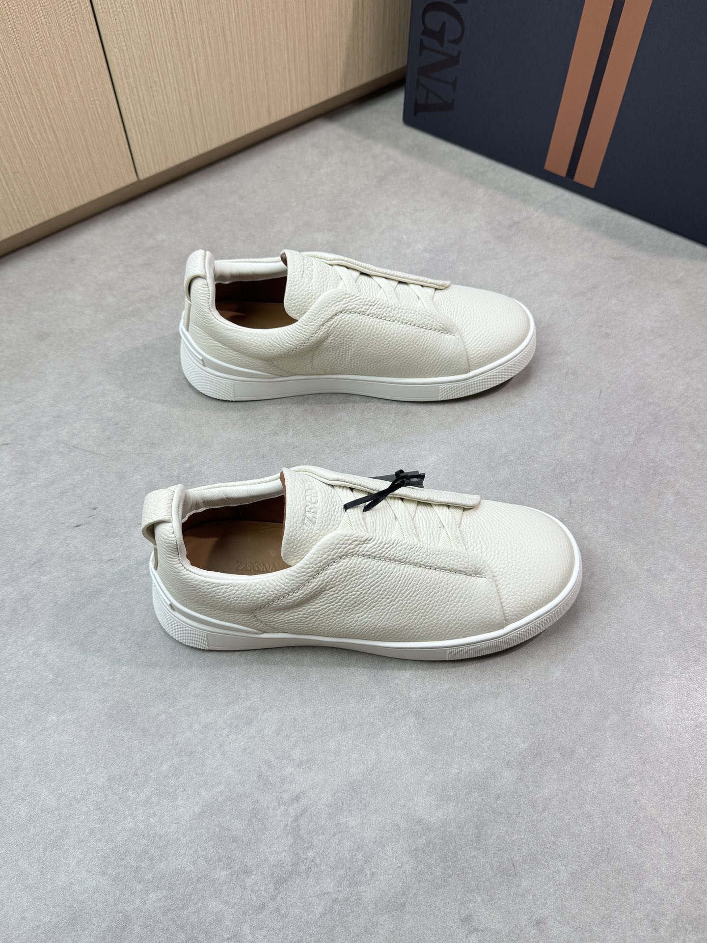 【Zegna】杰尼亚 P710💰
-高端品质 原单🔍🔍🔍休闲运动板鞋
-鞋面:原版🔝荔纹小牛皮、鞋舌空压品牌logo、懒人穿脱松紧带
-内里:水染牛皮
-大底:超轻TPR·橡胶:成型大底
-超高品控·做工精细:凸显(高端·贵气·档次)
-Size: 39-44(38,45,46,可订做)·Z0112