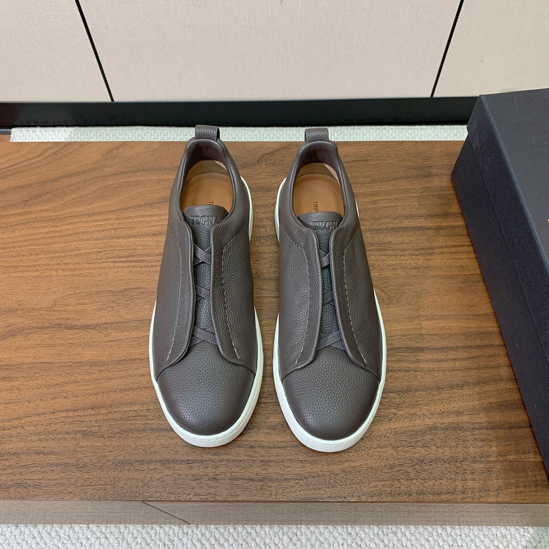 【Zegna】荔枝纹一脚蹬休闲鞋。饰有标志性三重交叉松紧细节,灵感源于三重手缝线迹造型,彰显了杰尼亚的悠久传承。采用原版拉帮套楦工艺鞋型好看且质感轻盈。鞋面油边工艺、鞋舌饰有标志性 Zegna 标识细节,彰显品牌风范。私家原版开模大底,穿脱轻松,舒适不凡。区别于市面上普通橡胶大底。
材质:鞋面原版定制进口牛皮,牛皮内里,原版开模Tpu大底。
码数:39-47(46、47定制不退换)
批:💰590