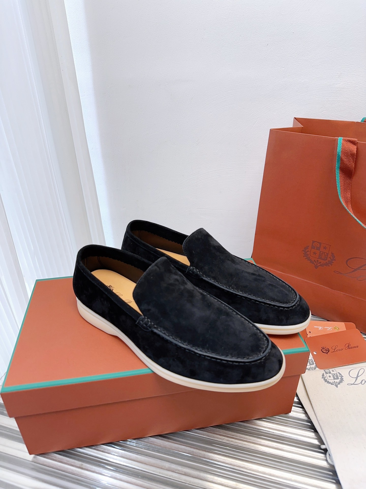 批480升级版 顶级版本Loro Piana Summer Wlak情侣乐福鞋,复古优雅,低调奢华。时尚性与皮料实用性同样兼具依然全网最高品质.
鞋面材料采用进口小牛绒面料,丝质柔滑。
✅内里原版A级水染羊皮➕ A级水染牛皮垫脚。
✅原版真皮中底
✅耐磨高弹牛筋底。
✅独家开模精铸K金电镀🔒锁扣
✅码数:女码35-39 (定制女40.41.42不退不换。)
男码39-44定制男38.45.46定制不退换)
✅推荐搭配:日常百搭。
✅可色卡定做颜色