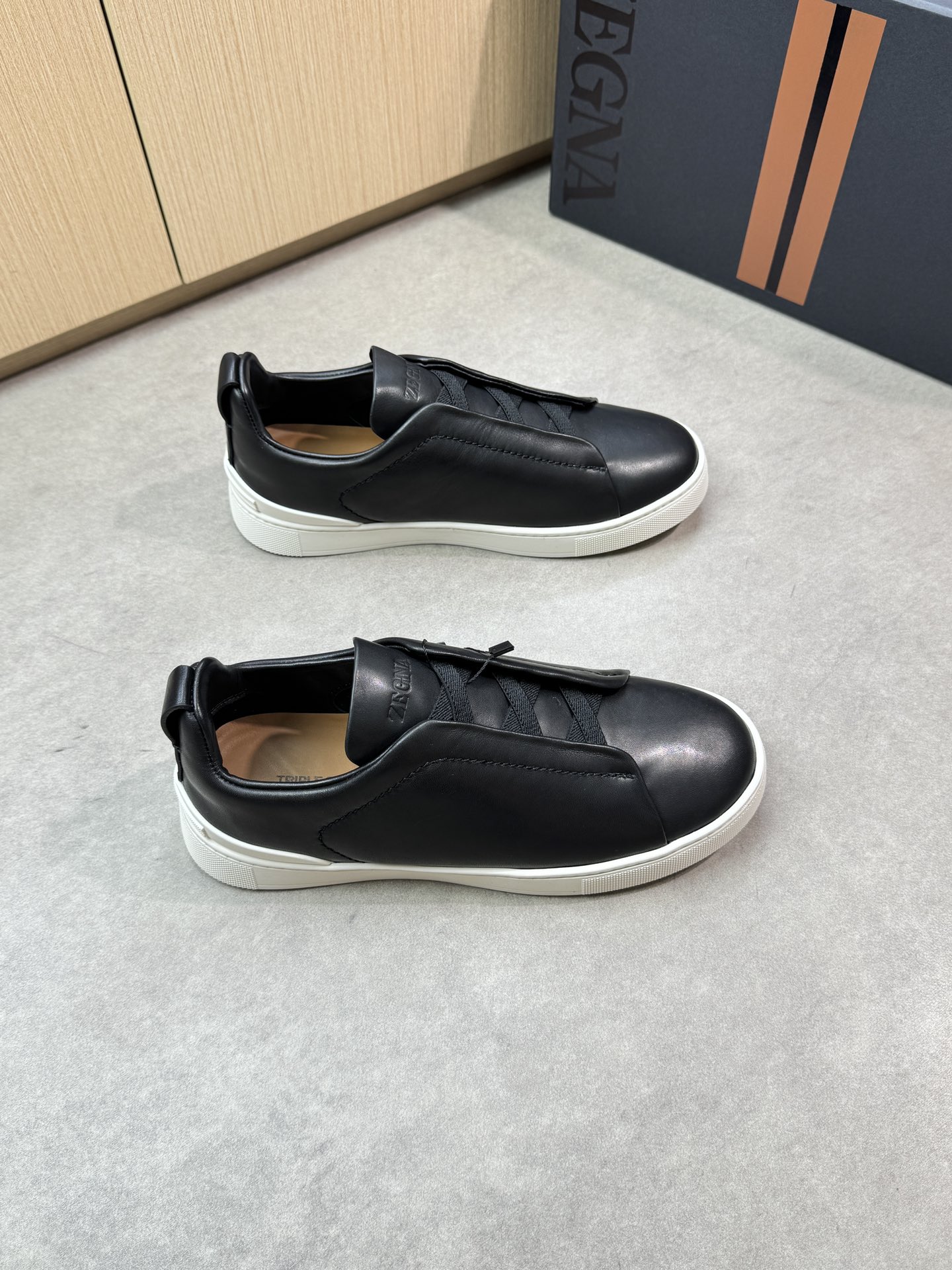 【Zegna】杰尼亚 P710💰
-高端品质 原单🔍🔍🔍休闲运动板鞋
-原版🔝全粒面小牛皮、鞋舌空压品牌logo、懒人穿脱松紧带
-内里:水染牛皮
-大底:超轻TPR·橡胶:成型大底
-超高品控·做工精细:凸显(高端·贵气·档次)
-Size: 39-44(38,45,46,可订做)·Z0112