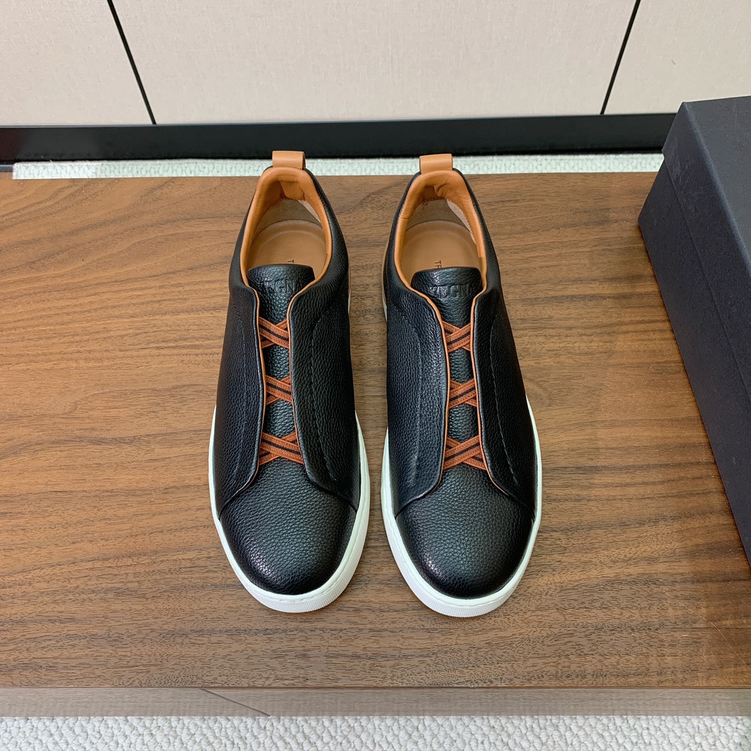 【Zegna】荔枝纹一脚蹬休闲鞋。饰有标志性三重交叉松紧细节,灵感源于三重手缝线迹造型,彰显了杰尼亚的悠久传承。采用原版拉帮套楦工艺鞋型好看且质感轻盈。鞋面油边工艺、鞋舌饰有标志性 Zegna 标识细节,彰显品牌风范。私家原版开模大底,穿脱轻松,舒适不凡。区别于市面上普通橡胶大底。
材质:鞋面原版定制进口牛皮,牛皮内里,原版开模Tpu大底。
码数:39-47(46、47定制不退换)
批:💰590