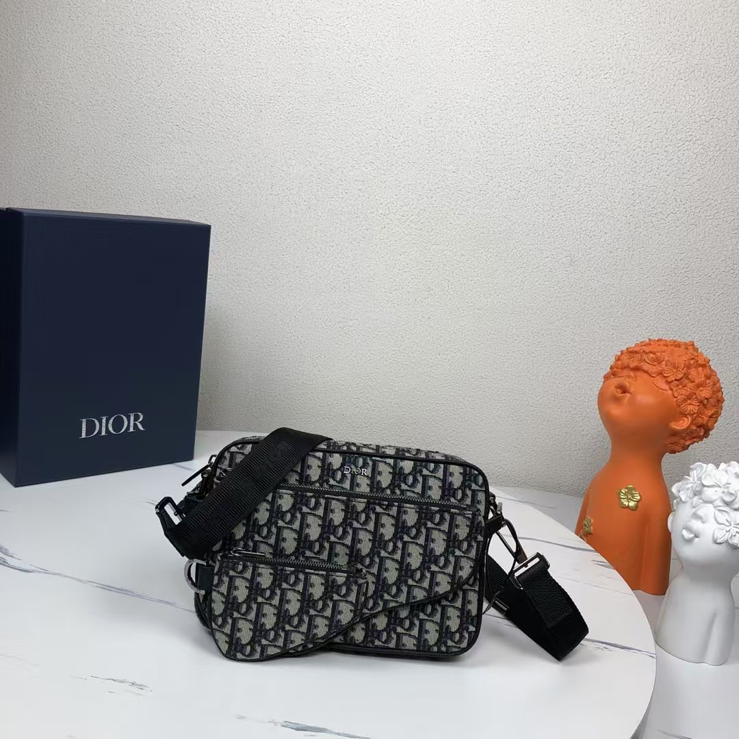 🅿️1020【市场最高版本,欢迎对比👏🏻】
SADDLE三门
米色和黑色Dior Oblique提花
产品编号:1ADPO276YKY_H27E
2023秋季新推出的单品,采用米色与黑色相间的Dior Oblique提花材质制成,是粗犷、活用的三款小袋。由可拆卸正面鸟袋和可拆卸纳米鸟袋组成的拉链包为特征的三合一风格。利用可调节长度的可拆式肩带,搭配单肩包或斜挎包。
米色和黑色Dior Oblique提花
前面的Dior签名
内部Dior标志性压花
顶部双向拉链关闭
皮革细节长度可调可拆卸Christian Dior尼龙提花肩带
前可拆卸拉链鸟袋
肩带的可拆卸纳米拉链鸟袋
包括灰尘背
意大利制造
尺寸:18 x 25 x 5毫米(长x高x宽)
IPhone可收纳的尺寸