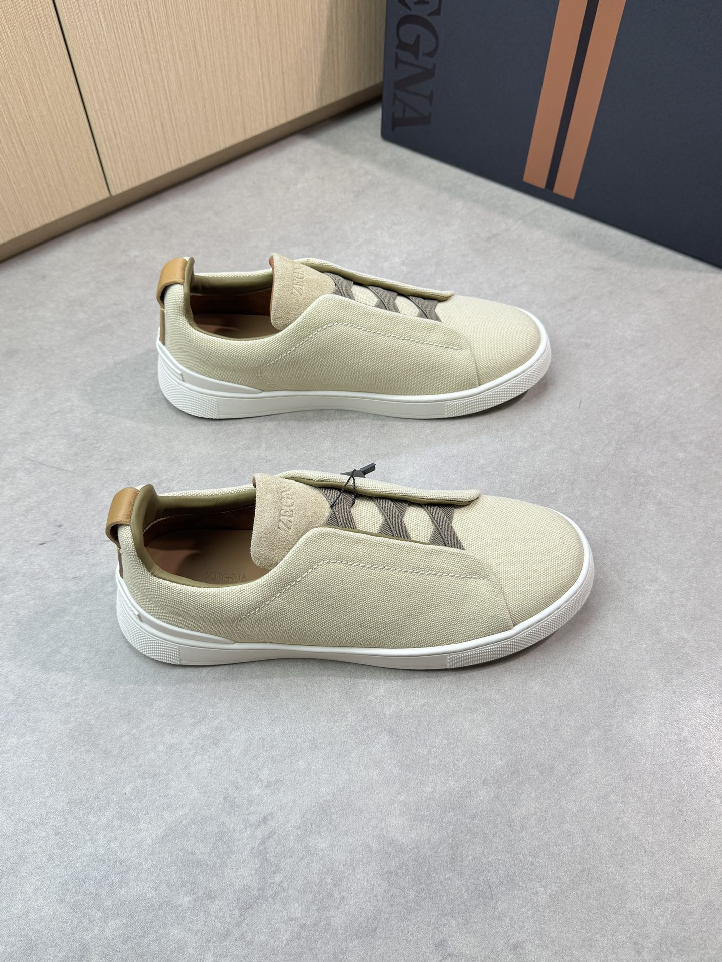 【Zegna】杰尼亚 P710💰
-高端品质 原单🔍🔍🔍休闲运动板鞋
-原版🔝纳帕小牛皮、品牌牛仔帆布、鞋舌反绒小牛皮..空压品牌logo、懒人穿脱松紧带
-内里:水染牛皮
-大底:超轻TPR·橡胶:成型大底
-超高品控·做工精细:凸显(高端·贵气·档次)
-Size: 39-44(38,45,46,可订做)·Z0112