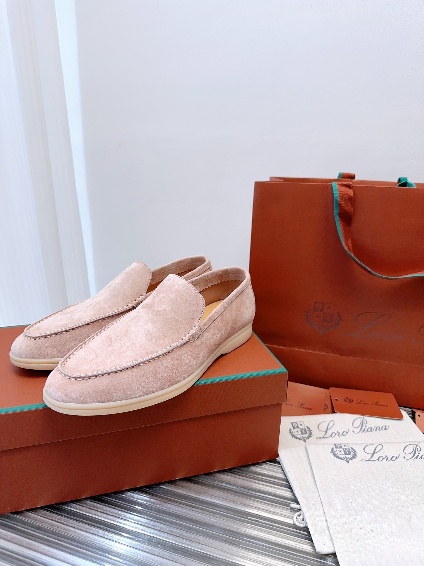 批480升级版 顶级版本Loro Piana Summer Wlak情侣乐福鞋,复古优雅,低调奢华。时尚性与皮料实用性同样兼具依然全网最高品质.
鞋面材料采用进口小牛绒面料,丝质柔滑。
✅内里原版A级水染羊皮➕ A级水染牛皮垫脚。
✅原版真皮中底
✅耐磨高弹牛筋底。
✅独家开模精铸K金电镀🔒锁扣
✅码数:女码35-39 (定制女40.41.42不退不换。)
男码39-44定制男38.45.46定制不退换)
✅推荐搭配:日常百搭。
✅可色卡定做颜色