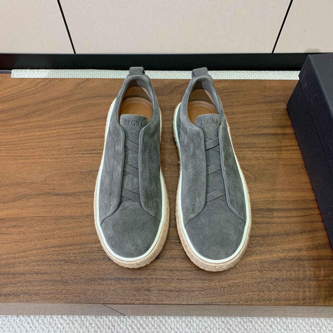 【Zegna】羊京麻绳底休闲鞋。饰有标志性三重交叉松紧细节,灵感源于三重手缝线迹造型,彰显了杰尼亚的悠久传承。采用原版拉帮套楦工艺鞋型好看且质感轻盈。鞋面油边工艺、鞋舌饰有标志性 Zegna 标识细节,彰显品牌风范。私家原版开模大底,穿脱轻松,舒适不凡。区别于市面上普通橡胶大底。
材质:鞋面原版定制进口羊京,牛皮内里,定制原版大底。
码数:39-47(46、47定制不退换)
批:💰610