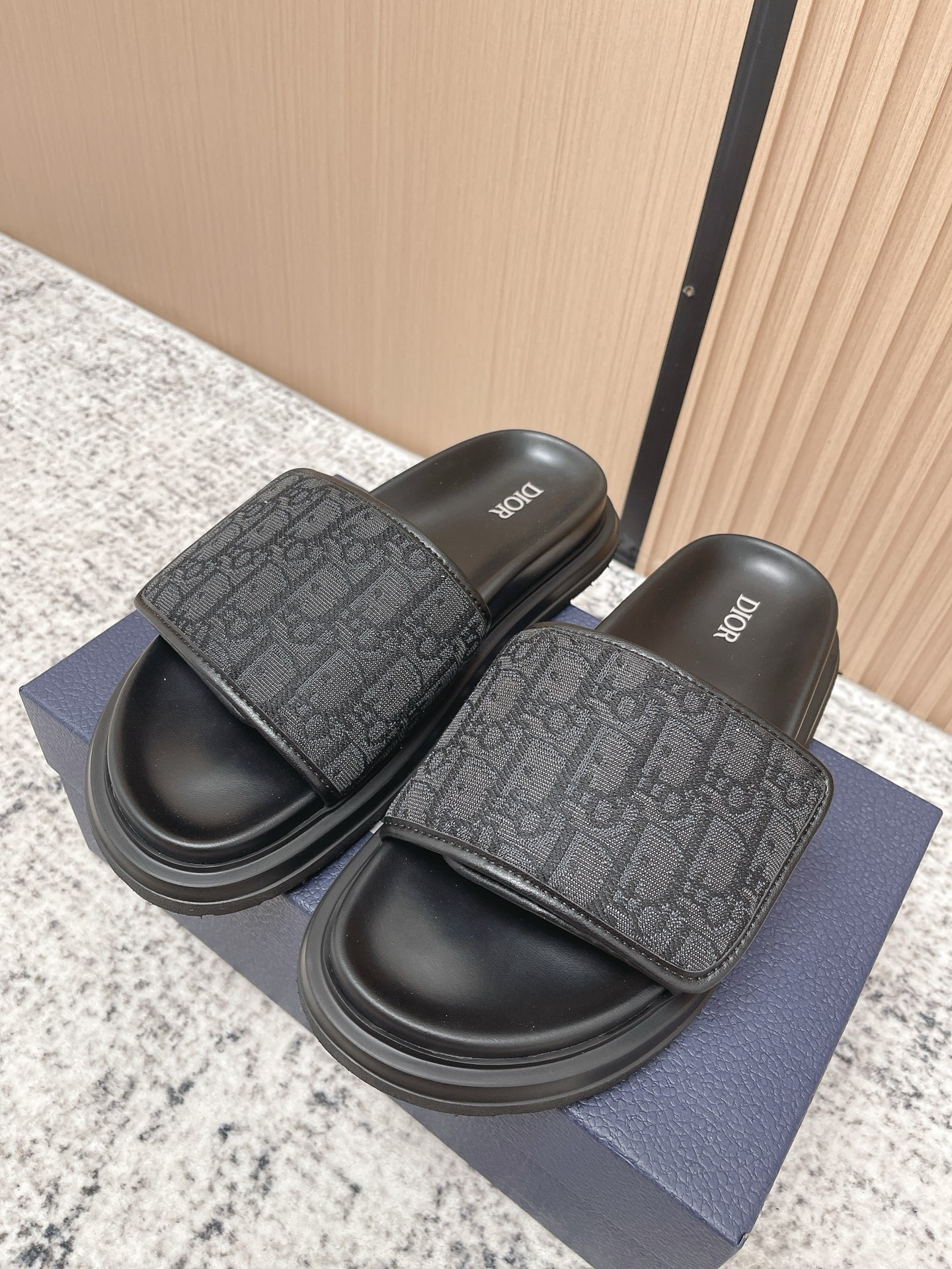 Aqua系列 男款 魔术贴 厚底 拖鞋 凉鞋 沙滩鞋
这款经重新演绎的 Dior Aqua 凉鞋展现乔纳森•安德森 (onathanAnderson)的创意视角,在舒适与休闲优雅之间取得微妙的平衡。
饰带搭配 CD 搭扣,结合经典的 Oblique 印花面料和皮革,打造理想的贴合度。而适应足形的内底则带来轻盈、柔韧的设计,是与本季各式装扮搭配的理想之选
▪️ 面料:原版定制进口Oblique面料
▪️ 垫脚:原版定制皮革内里
▪️ 鞋底:原版开模防滑橡胶材质
▪️ 底厚:2CM
▪️ Size: 男款39-45