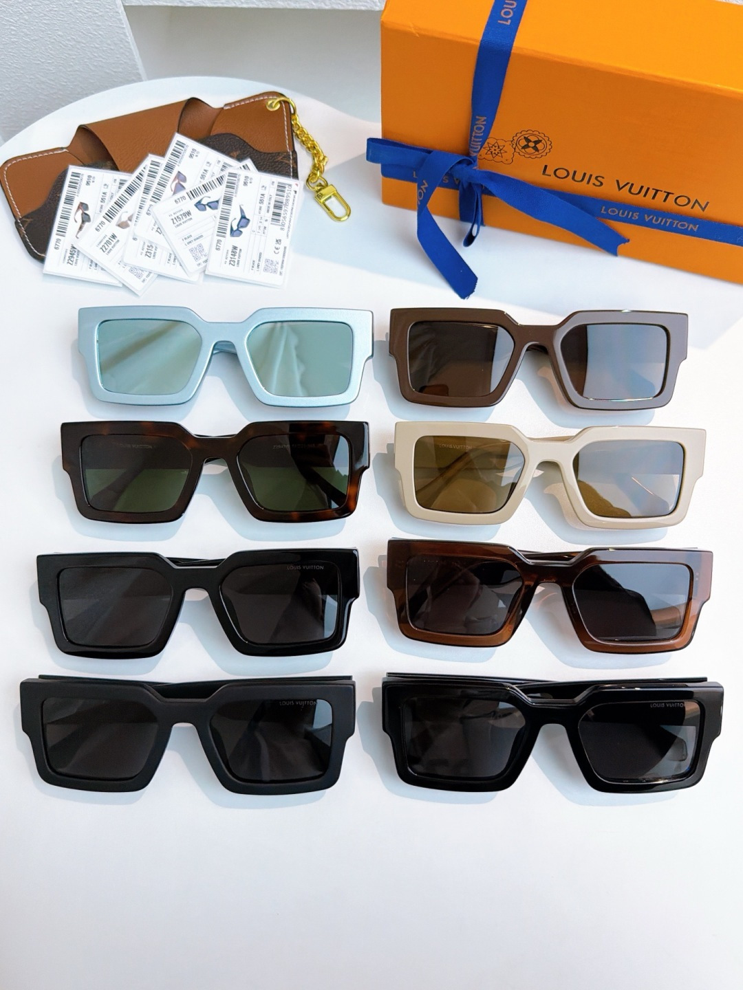 290💰Originial quality
Louis Vuitto*
MOD:Z1579w Z2945w Z2701w Z2702w
Z3148w Z3149w Z3154w
SIZE:54口21-145
LV Clash Square Sunglasses