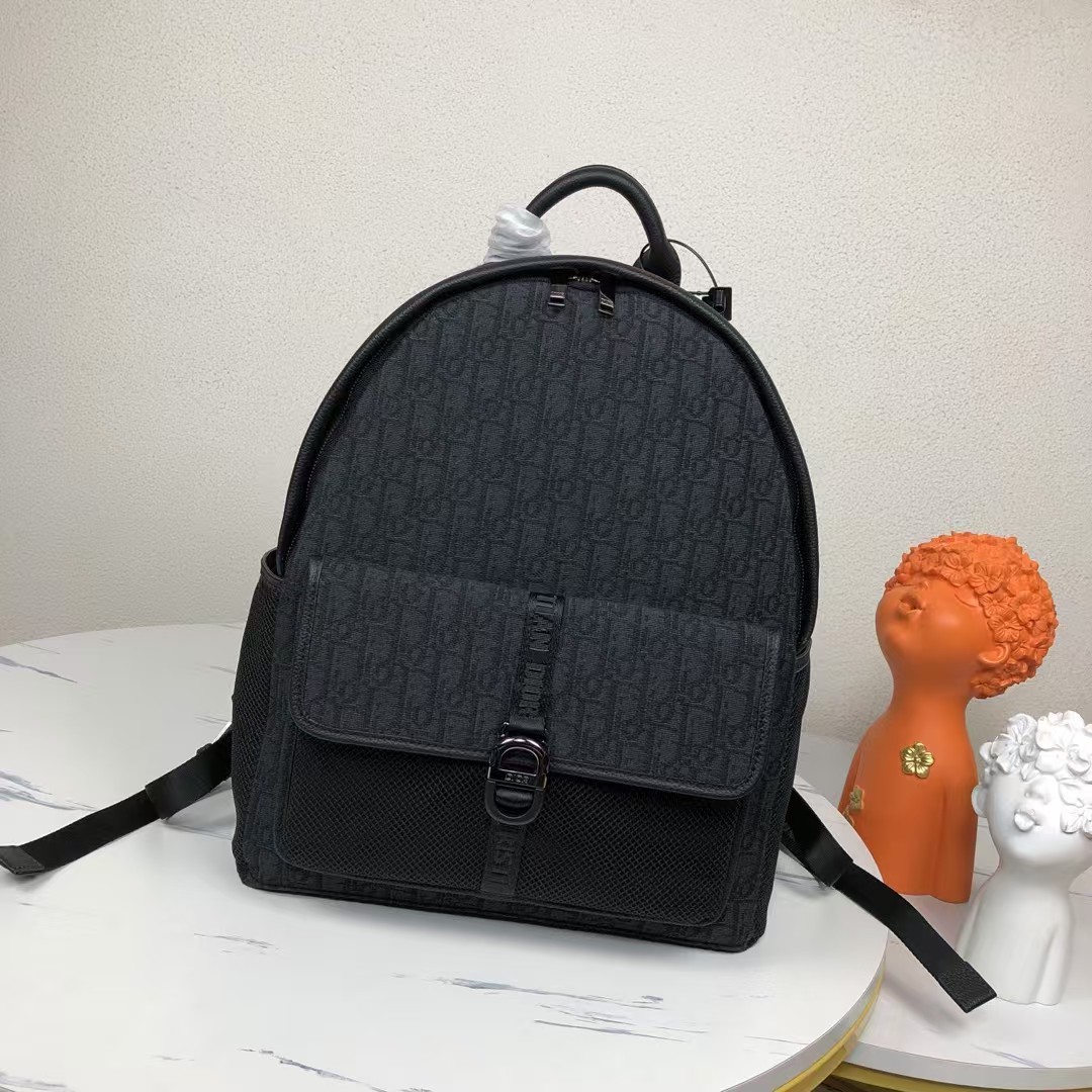 🅿️1200【市场最高版本,欢迎对比】
(专柜买版复刻)
Dior 8 双肩背包
黑色 Oblique 印花
编号: 1EIBA178YKY_H03E
这款 Dior 8 双肩背包时尚现代的设计突显一丝优雅风格。采用黑色 Oblique 印花精心制作,设有宽敞的主隔层,可收纳各种必需品。后侧拉链口袋,可收纳笔记本电脑,正面饰以尼龙和网眼织物口袋,搭配 Dior 8 搭扣翻盖提升格调,两侧设有口袋。这款实用的双肩背包可优良搭配各式造型。
主拉链隔层
拉链隔层可收纳笔记本电脑
内部插袋
正面科技针织面料翻盖口袋搭配 Dior 8 搭扣
两侧网眼织物插袋
皮革手柄
可调节加垫肩带
背部采用加垫网眼织物,饰以 Dior 标志
正面金属覆层黄铜 Dior 标志
内侧饰有 Dior 压花标志
内含防尘袋
意大利制造
尺寸:31 x 41 x 15 厘米(长 x 高 x 宽)
主隔层可收纳 1 台 15 英寸笔记本电脑、文件和 1 台平板电脑
侧面口袋可收纳水瓶