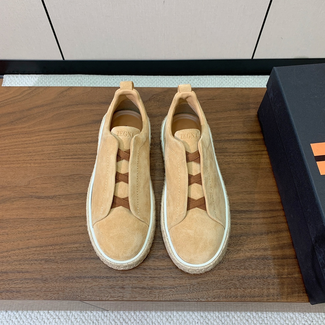 【Zegna】羊京麻绳底休闲鞋。饰有标志性三重交叉松紧细节,灵感源于三重手缝线迹造型,彰显了杰尼亚的悠久传承。采用原版拉帮套楦工艺鞋型好看且质感轻盈。鞋面油边工艺、鞋舌饰有标志性 Zegna 标识细节,彰显品牌风范。私家原版开模大底,穿脱轻松,舒适不凡。区别于市面上普通橡胶大底。
材质:鞋面原版定制进口羊京,牛皮内里,定制原版大底。
码数:39-47(46、47定制不退换)
批:💰610