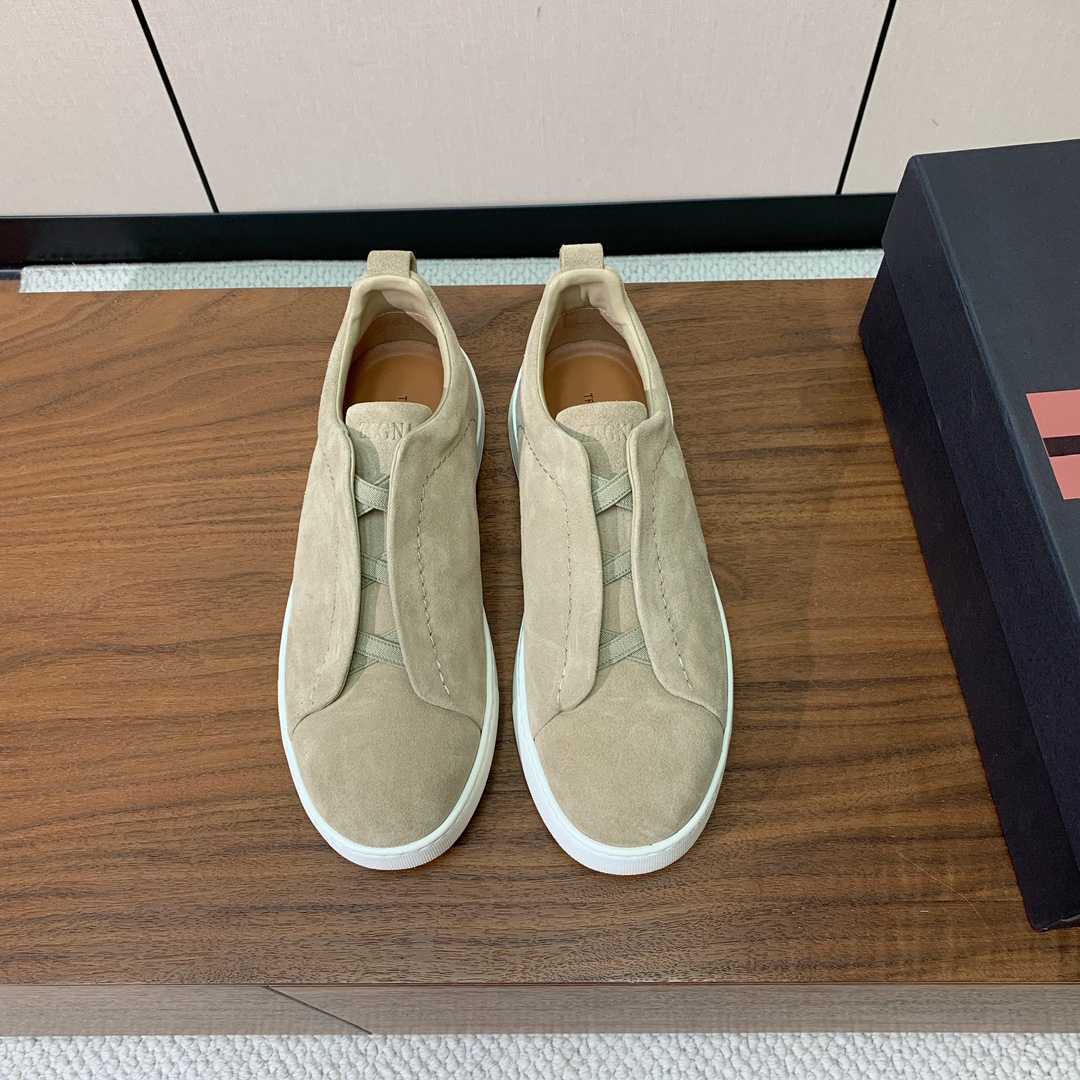 【Zegna】羊京一脚蹬休闲鞋。饰有标志性三重交叉松紧细节,灵感源于三重手缝线迹造型,彰显了杰尼亚的悠久传承。采用原版拉帮套楦工艺鞋型好看且质感轻盈。鞋面油边工艺、鞋舌饰有标志性 Zegna 标识细节,彰显品牌风范。私家原版开模大底,穿脱轻松,舒适不凡。区别于市面上普通橡胶大底。
材质:鞋面原版定制进口羊京,牛皮内里,原版开模Tpu大底。
码数:39-47(46、47定制不退换)
批:💰590