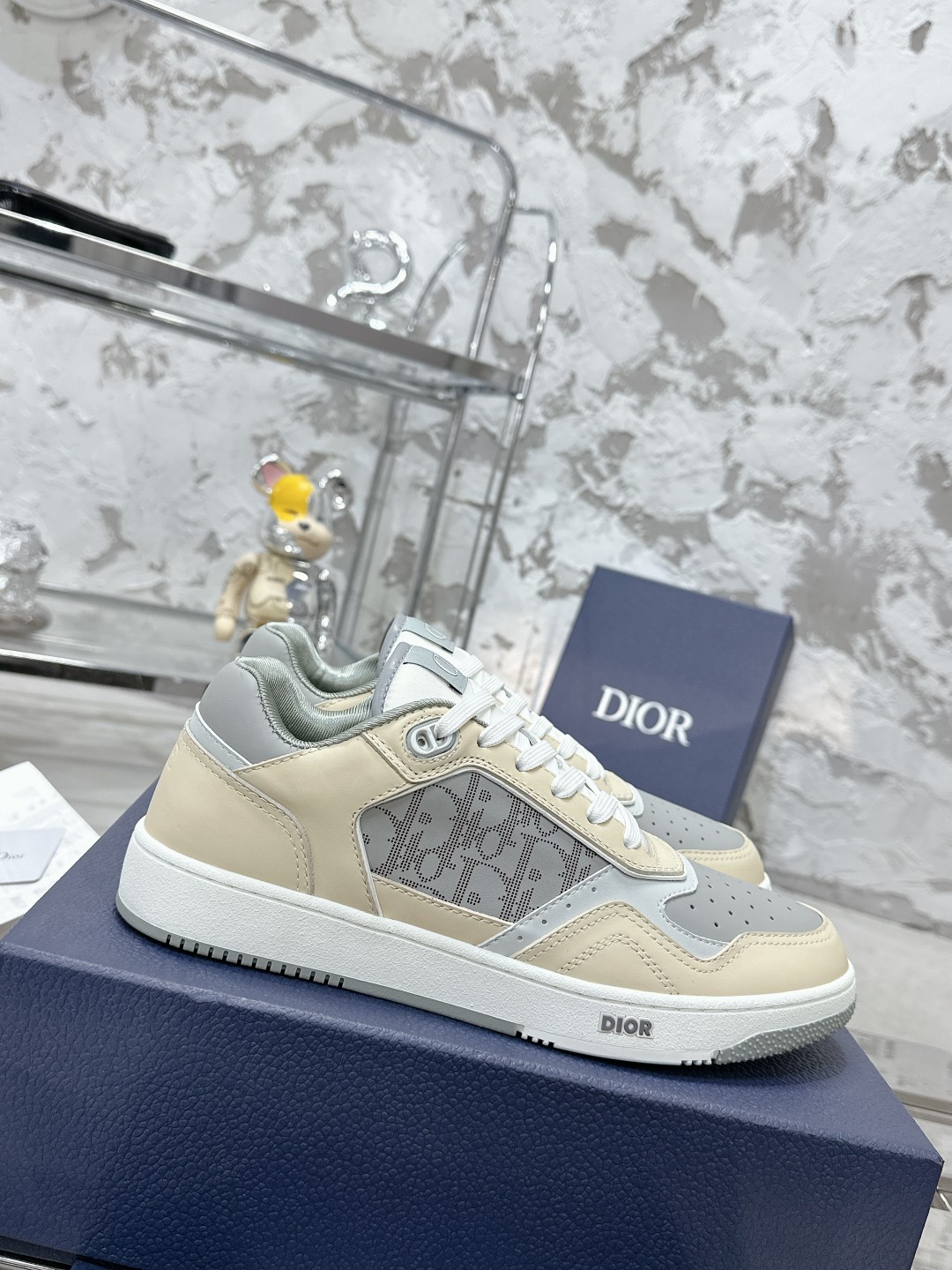 Dior迪奥B27系列 情侣款 老花 石头纹 休闲 运动鞋 板鞋
原版购入开发 做货 这款 B27 低帮运动鞋是该系列新品,延续 Dior 的经典款式。采用白色和灰色光滑牛皮革精心制作,侧面饰以白色 Oblique Galaxy 印花皮革镶片。“CD Icon”造型的鞋带孔眼巧妙精致,双色橡胶鞋底、后侧鞋口和鞋跟处均带有品牌标志性细节,提升格调。时尚百搭,可为各式造型增光添彩。
配送专柜精美包装🛍📦
▪️面料:原版定制小牛皮+ Oblique老花布
▪️内里:定制透气内里
▪️大底:原版开模TPU组合大底
▪️底厚:3CM
▪️Size:女码35-39定制女40.41 / 男码39-44定制男38 45.46