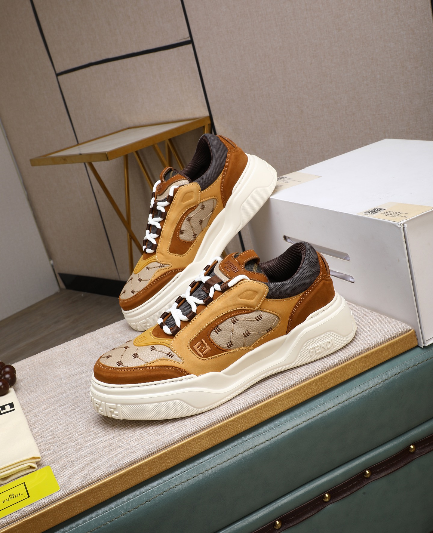 出厂价700 【 FENDI】芬迪
-高端品质 原休闲运动鞋
-鞋面:纳帕小牛皮、荔纹小牛皮、鞋舌.后跟;注塑品牌logo塑胶模块
-内里:品牌帆布
-大底:超轻TPR发泡·橡胶;成型大底
-超高品控·做工精细:凸显(高端·贵气·档次)
-Size :39-44(38,45,可订做)