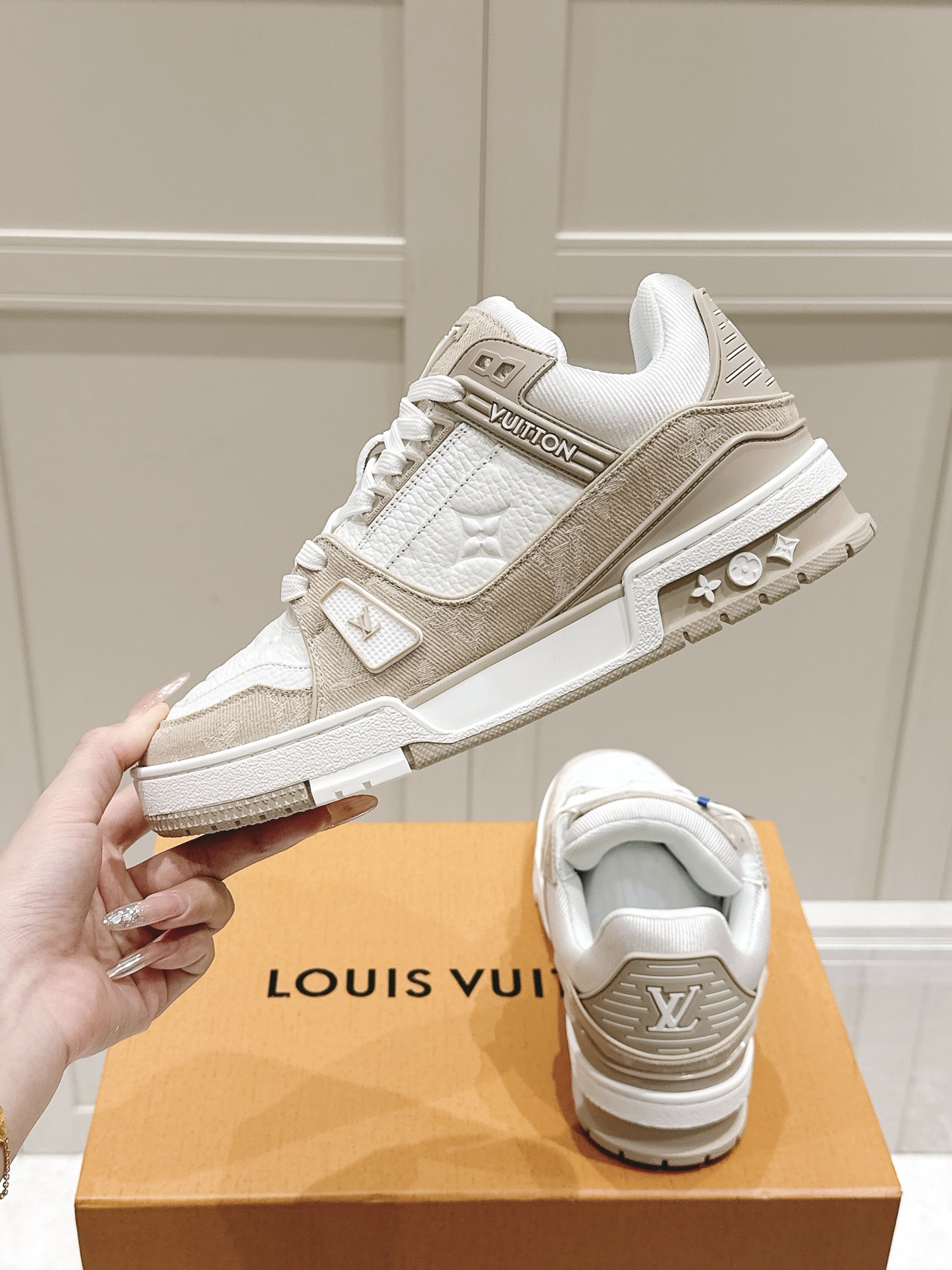 王楚钦同款 陈哲远同款
原版购入开发 做货 本款 LV Trainer 运动鞋为丹宁布铺陈男装艺术总监 Pharrell Williams 设计的 LVers Damier 图案,于工致鞋面融入橡胶 Vuitton 标识和 LV 字母,再以 Monogram 花卉点亮细腻外底。原版构型出自 Virgil Abloh 之手,展现复古篮球鞋的灵感启发
配送专柜精美包装🛍📦
▪️面料: 原版定制进口单宁牛仔
▪️内里: 原版定制透气网里
▪️大底: 原版开模防滑TPU组合大底
▪️底厚: 3CM
▪️Size: 女款35-41 / 男款38-46