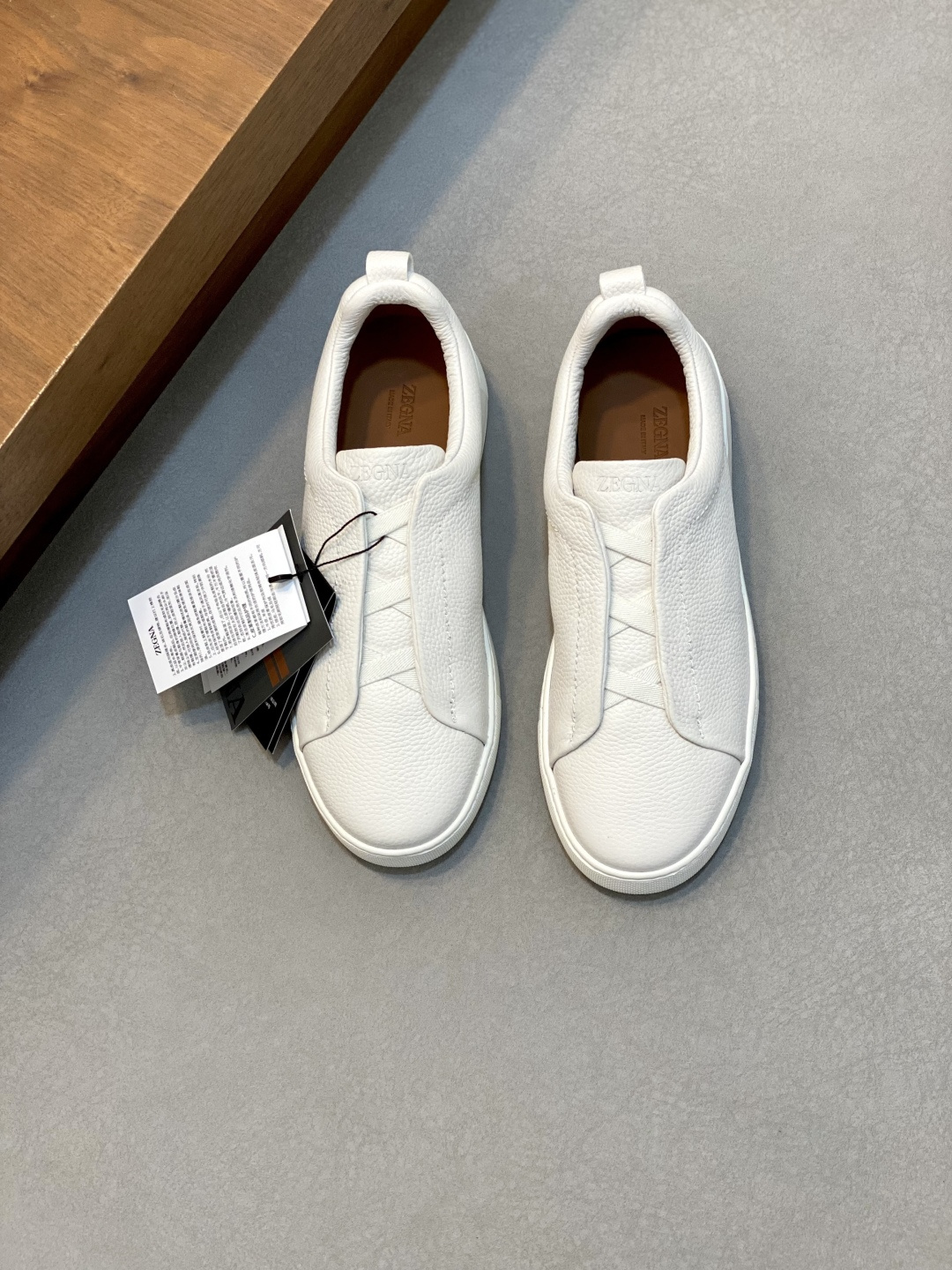 💰700 Ermenegildo Zegna 杰尼亚休闲运动鞋
Triple Stitch 是一款精致的休闲鞋履,饰有标志性三重交叉松紧细节,灵感源于三重手缝线迹造型,彰显了杰尼亚的悠久传承。这款皮革衬里鹿皮球鞋饰有骆马色装饰细节,采用便鞋鞋型且质感轻盈,配有灵活的橡胶外底,穿脱轻松,舒适不凡。后跟饰有标志性 Ermenegildo Zegna XXX 标识细节,彰显品牌风范。
码数:39-44,标准皮鞋尺码。