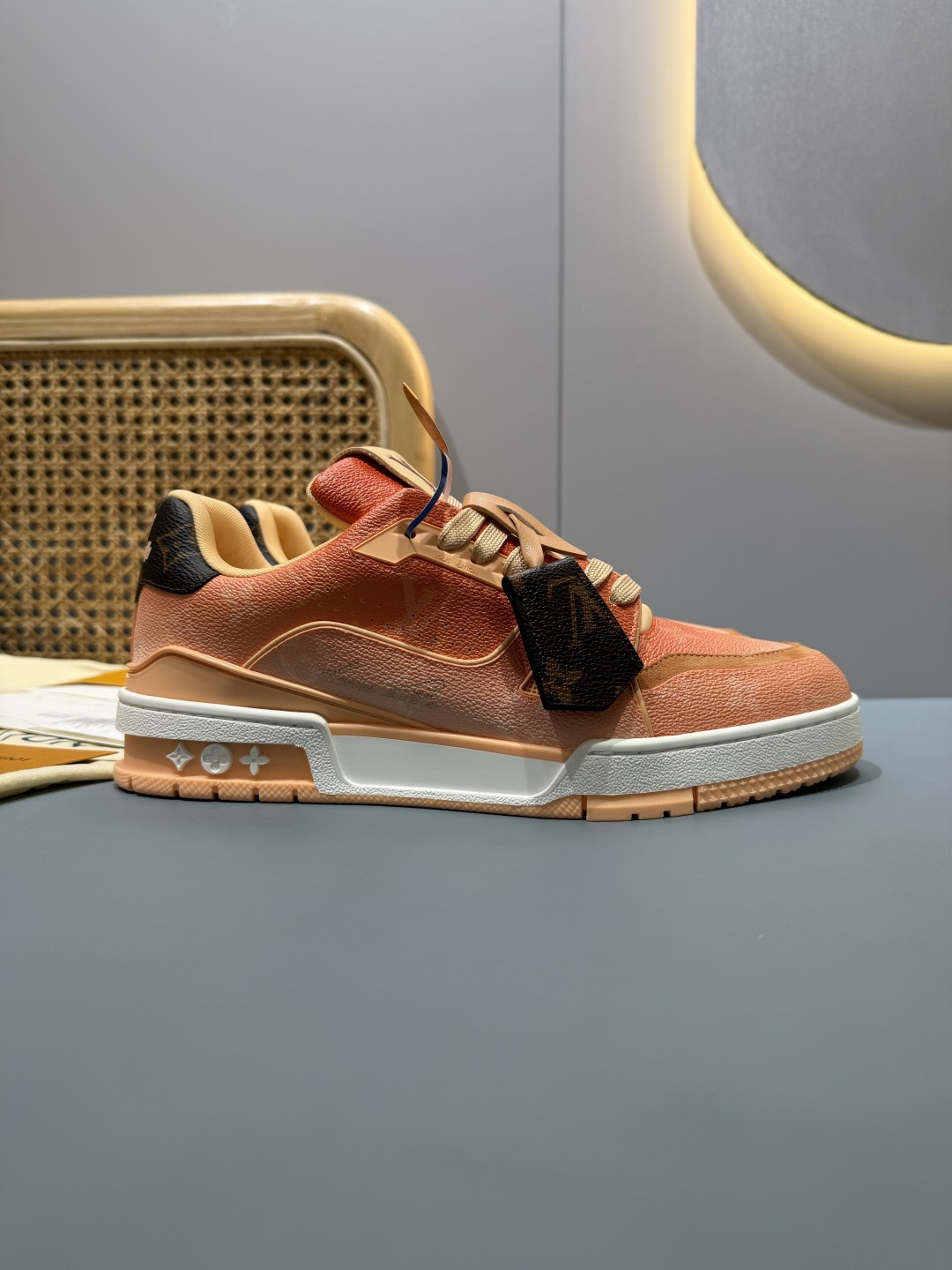 原厂皮 Trainer休闲板鞋,专柜包装 空胶工艺size:
女码 35-40
男码 39-44码(38.45.46定做不退不换)