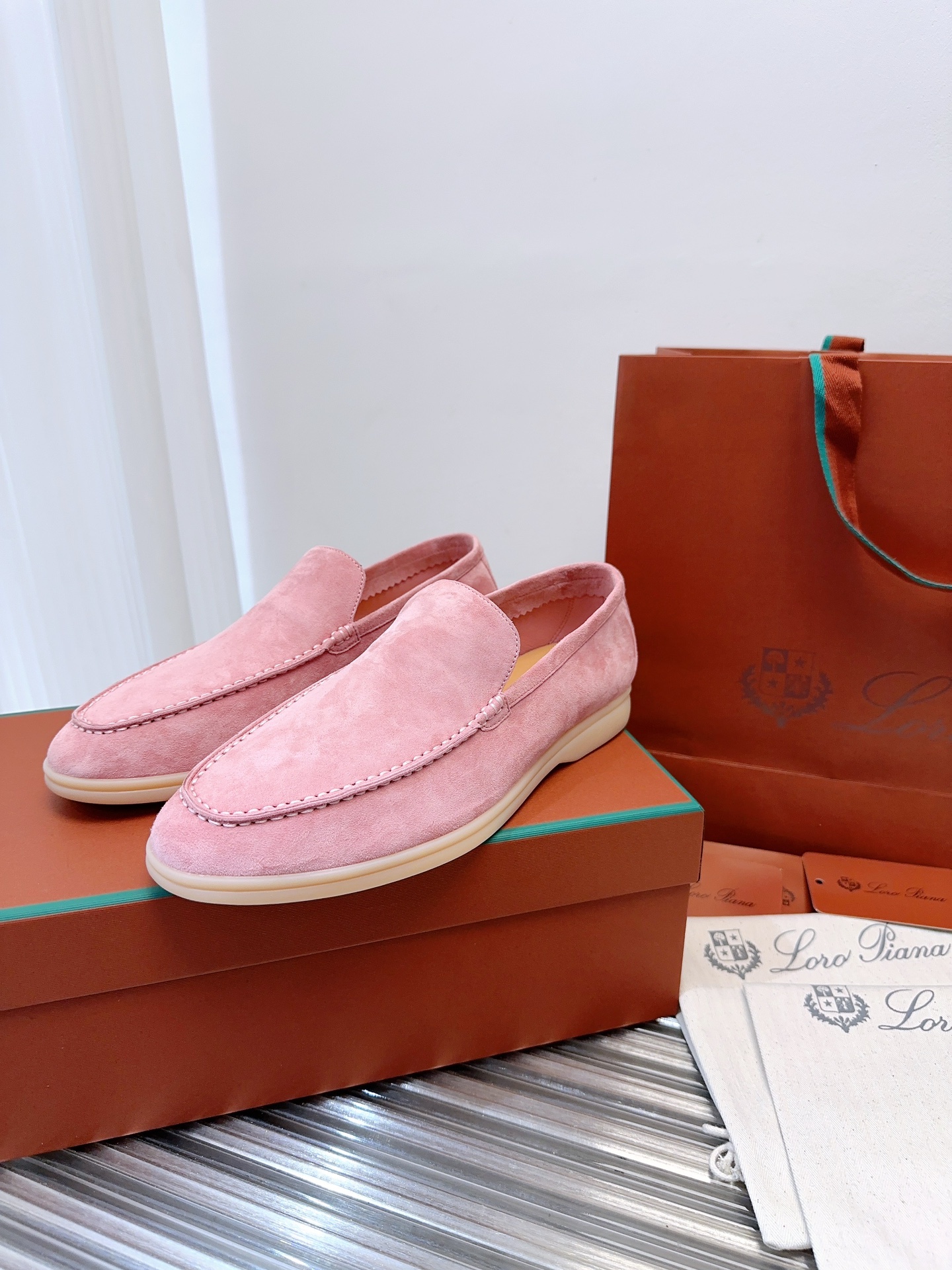 批480升级版 顶级版本Loro Piana Summer Wlak情侣乐福鞋,复古优雅,低调奢华。时尚性与皮料实用性同样兼具依然全网最高品质.
鞋面材料采用进口小牛绒面料,丝质柔滑。
✅内里原版A级水染羊皮➕ A级水染牛皮垫脚。
✅原版真皮中底
✅耐磨高弹牛筋底。
✅独家开模精铸K金电镀🔒锁扣
✅码数:女码35-39 (定制女40.41.42不退不换。)
男码39-44定制男38.45.46定制不退换)
✅推荐搭配:日常百搭。
✅可色卡定做颜色
