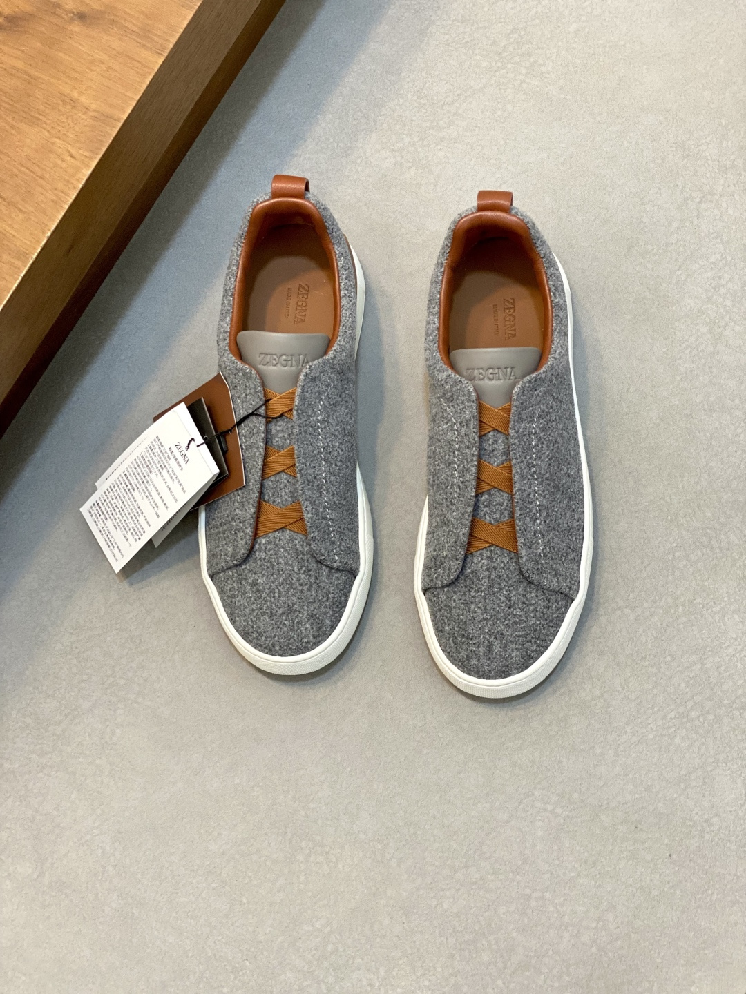 💰700 Ermenegildo Zegna 杰尼亚休闲运动鞋
Triple Stitch 是一款精致的休闲鞋履,饰有标志性三重交叉松紧细节,灵感源于三重手缝线迹造型,彰显了杰尼亚的悠久传承。这款皮革衬里鹿皮球鞋饰有骆马色装饰细节,采用便鞋鞋型且质感轻盈,配有灵活的橡胶外底,穿脱轻松,舒适不凡。后跟饰有标志性 Ermenegildo Zegna XXX 标识细节,彰显品牌风范。
码数:39-44,标准皮鞋尺码。