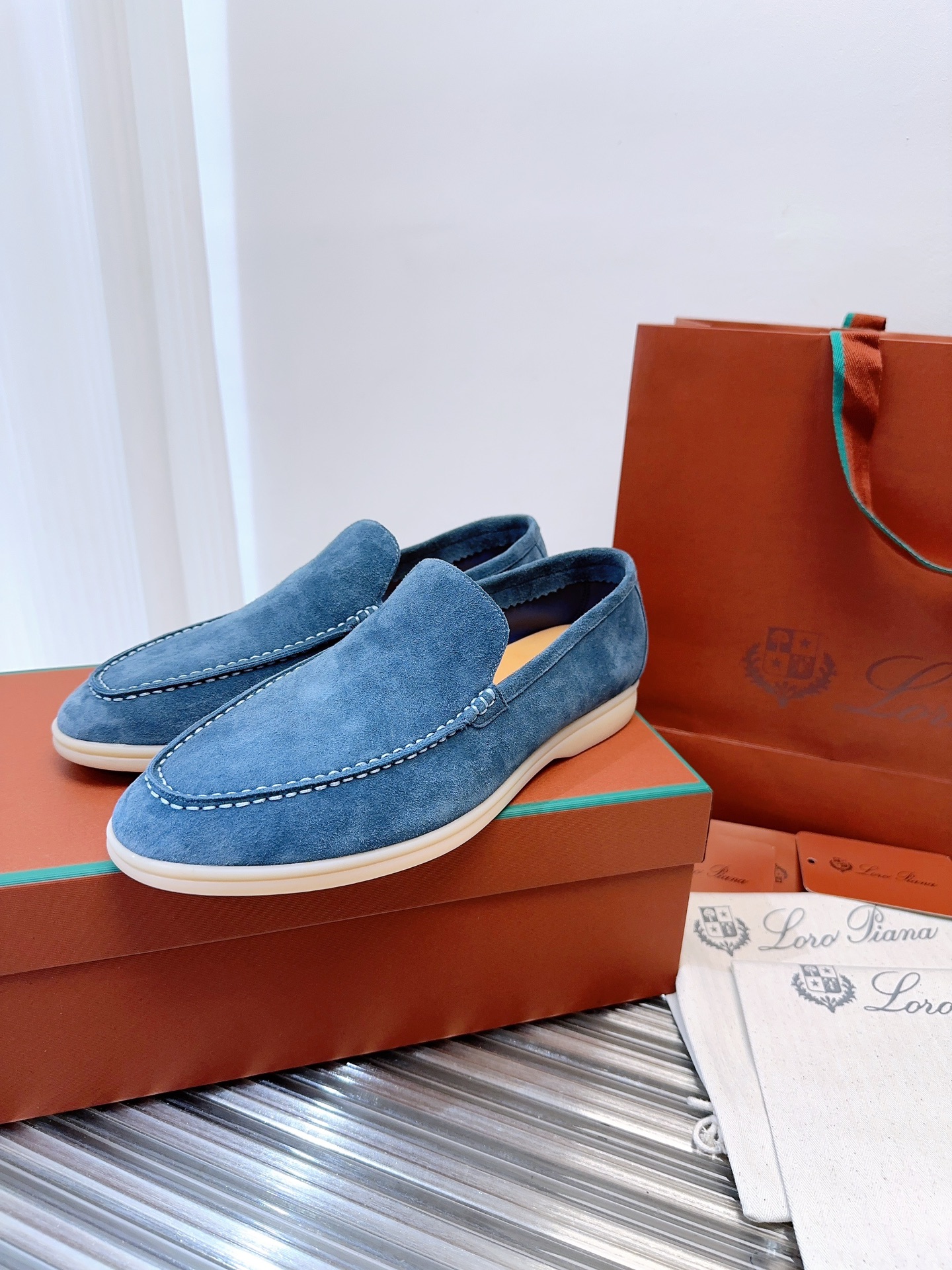 批480升级版 顶级版本Loro Piana Summer Wlak情侣乐福鞋,复古优雅,低调奢华。时尚性与皮料实用性同样兼具依然全网最高品质.
鞋面材料采用进口小牛绒面料,丝质柔滑。
✅内里原版A级水染羊皮➕ A级水染牛皮垫脚。
✅原版真皮中底
✅耐磨高弹牛筋底。
✅独家开模精铸K金电镀🔒锁扣
✅码数:女码35-39 (定制女40.41.42不退不换。)
男码39-44定制男38.45.46定制不退换)
✅推荐搭配:日常百搭。
✅可色卡定做颜色