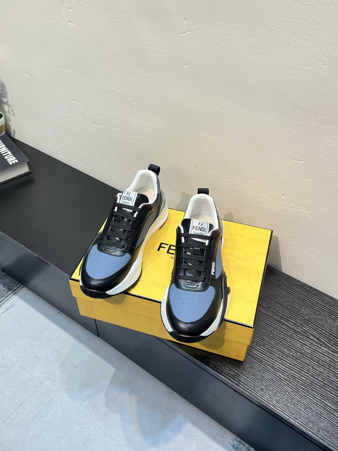 💰¥580 FENDI*——原单品质
芬迪小怪兽!代购级别🔥爆款,鞋面牛皮制造,透气网里,大底更轻便,防滑。市场顶级品质,众多明星亲身演绎,时尚主打潮流,百搭爆款,简单不失品味,潮人必备,散发时尚休闲气息,时尚就在脚下,自信满满,穿起来。Size:38-44(45定制)