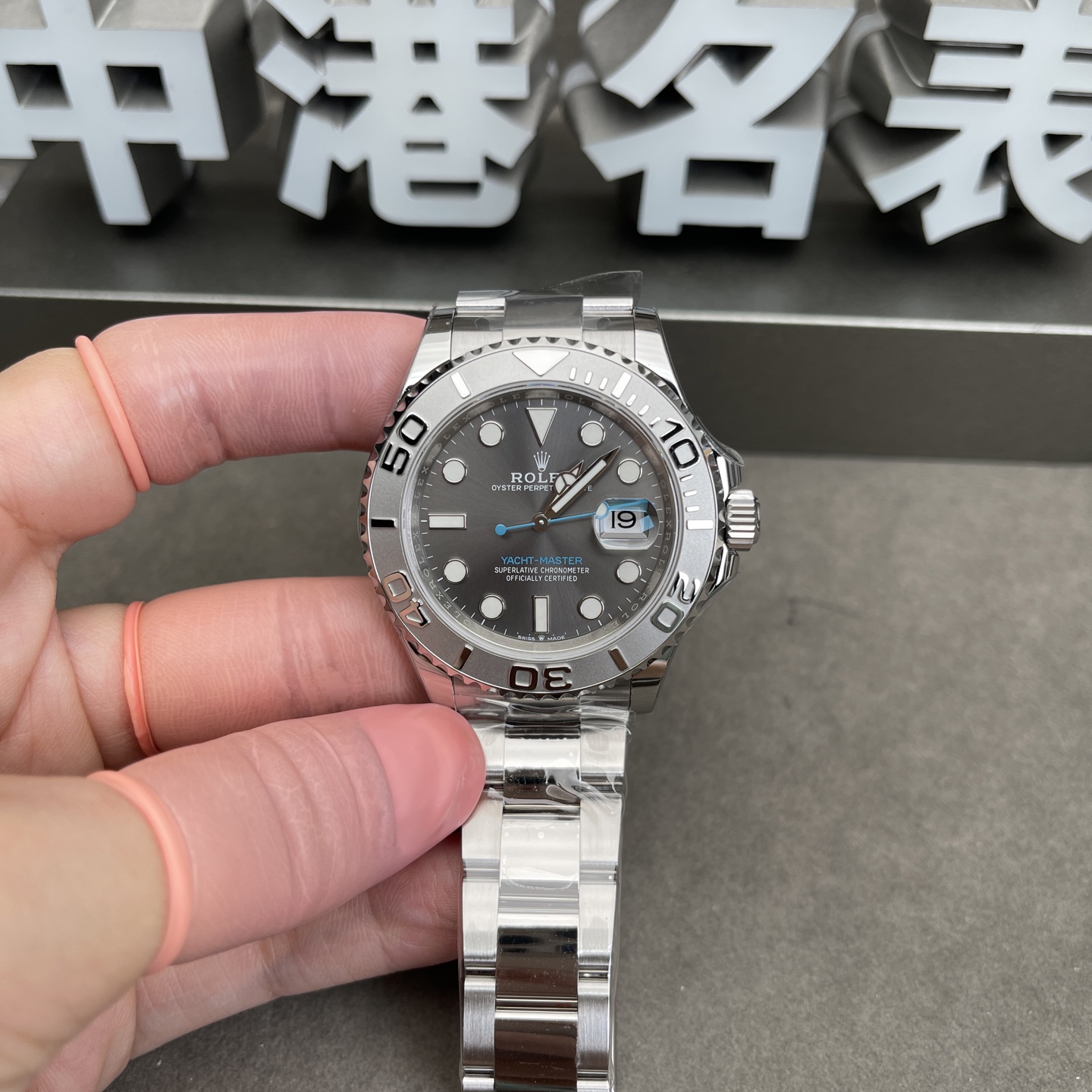 灰游艇
图片是最顶版的=4700
也有普通版的=2600
机芯的区别不大,壳,针,带,面的区别