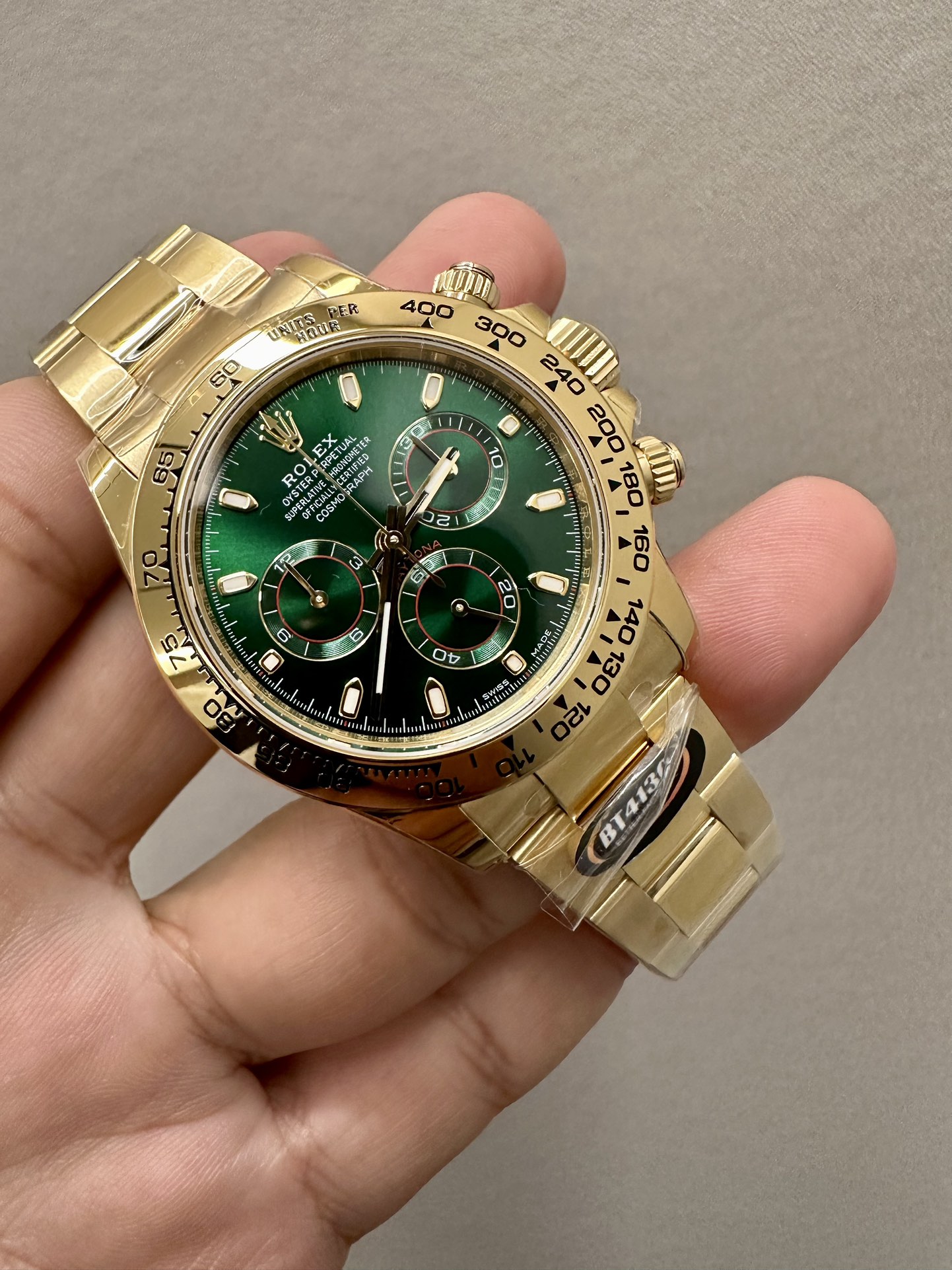 绿金迪
----金色是镀金的,撑不到2年就一定会掉色露白的。购买前一定要有心理准备----
通货壳(金色不含金)+7750机芯=1450(不耐用)
C壳+4130机=3100
顶级壳(镀金+配重)+4130机(精细打磨+摆轮改装)=4900
