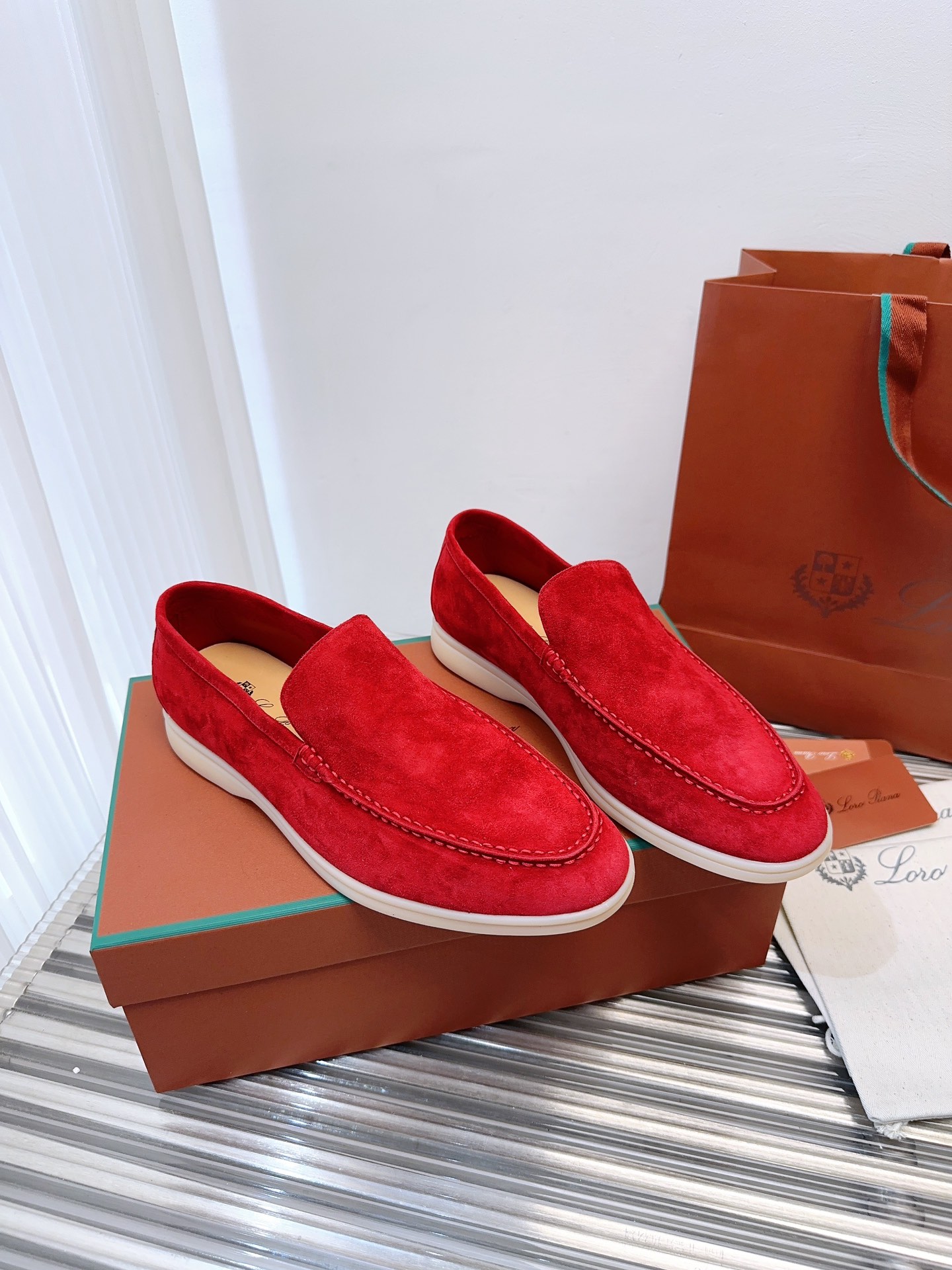 批480升级版 顶级版本Loro Piana Summer Wlak情侣乐福鞋,复古优雅,低调奢华。时尚性与皮料实用性同样兼具依然全网最高品质.
鞋面材料采用进口小牛绒面料,丝质柔滑。
✅内里原版A级水染羊皮➕ A级水染牛皮垫脚。
✅原版真皮中底
✅耐磨高弹牛筋底。
✅独家开模精铸K金电镀🔒锁扣
✅码数:女码35-39 (定制女40.41.42不退不换。)
男码39-44定制男38.45.46定制不退换)
✅推荐搭配:日常百搭。
✅可色卡定做颜色