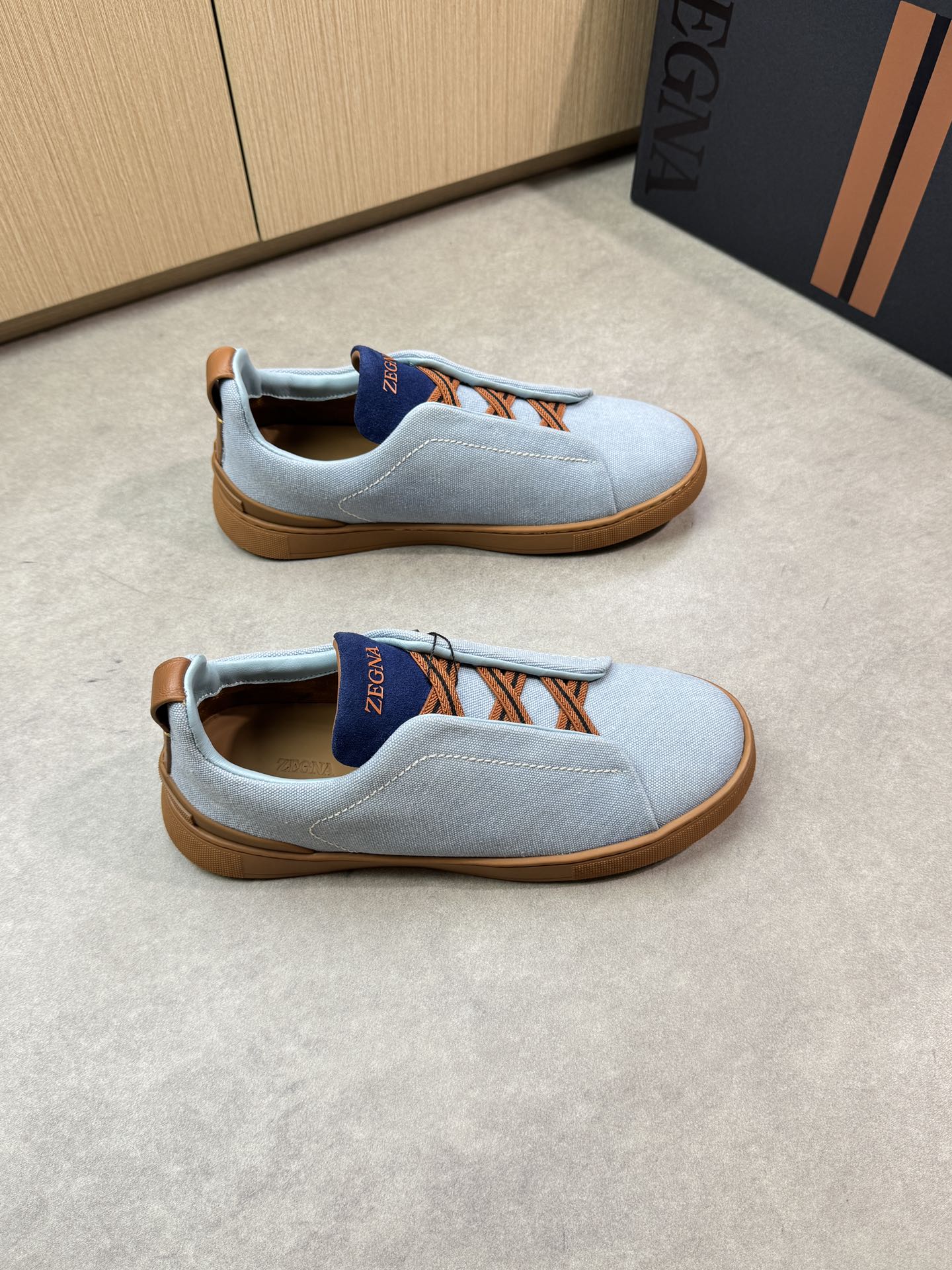 【Zegna】杰尼亚 P710💰
-高端品质 原单🔍🔍🔍休闲运动板鞋
-原版🔝纳帕小牛皮、品牌牛仔帆布、鞋舌反绒小牛皮..空压品牌logo、懒人穿脱松紧带
-内里:水染牛皮
-大底:超轻TPR·橡胶:成型大底
-超高品控·做工精细:凸显(高端·贵气·档次)
-Size: 39-44(38,45,46,可订做)·Z0112
