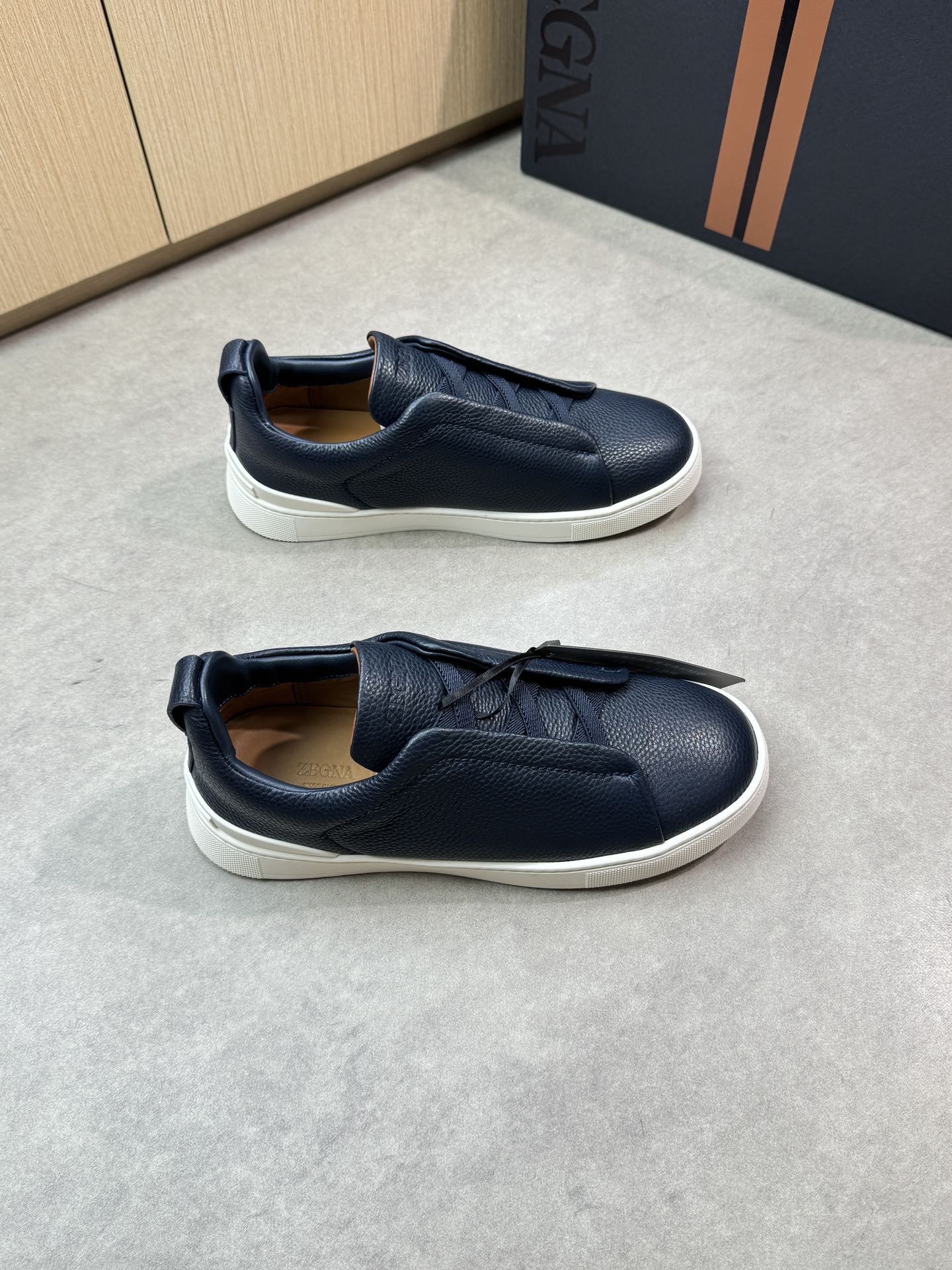 【Zegna】杰尼亚 P710💰
-高端品质 原单🔍🔍🔍休闲运动板鞋
-鞋面:原版🔝荔纹小牛皮、鞋舌空压品牌logo、懒人穿脱松紧带
-内里:水染牛皮
-大底:超轻TPR·橡胶:成型大底
-超高品控·做工精细:凸显(高端·贵气·档次)
-Size: 39-44(38,45,46,可订做)·Z0112