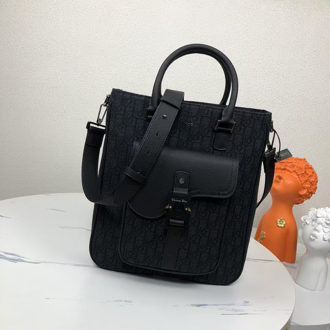 🅿️1120【市场最高版本,欢迎对比】
马鞍手袋
黑色 Oblique 印花面料和黑色粒面牛皮革
编号: 1ADSH241YKS_H03E
这款马鞍手袋是二零二四冬季男装系列新品,实用而不失时尚。采用黑色 Oblique 印花面料精心制作,搭配黑色粒面牛皮革细节提升格调,饰以 Dior 标志。设有一个宽敞的主隔层,可收纳各种日常用品,正面马鞍翻盖口袋搭配 Christian Dior 标志铝扣,可收纳钱包、钥匙、耳机或手机,便于轻松取用。搭配顶部皮革手柄和可调节肩带,可手提、肩背或斜挎。
主体:棉,牛皮革和科技面料
里料:科技面料,牛皮革
宽敞的主隔层
内部扁平电脑隔层
内部拉链口袋
正面翻盖口袋搭配 CD 标志铝扣
皮革顶部手柄
可调节的 Christian Dior 标志尼龙提花肩带
正面饰以金属覆层黄铜 Dior 标志
内部饰有 Dior 压花标志
内含防尘袋
意大利制造
尺寸:32 x 36 x 13.5 厘米(长 x 高 x 宽)
主隔层可收纳 1 部 15 英寸笔记本电脑、A4 文件和 1 部平板电脑