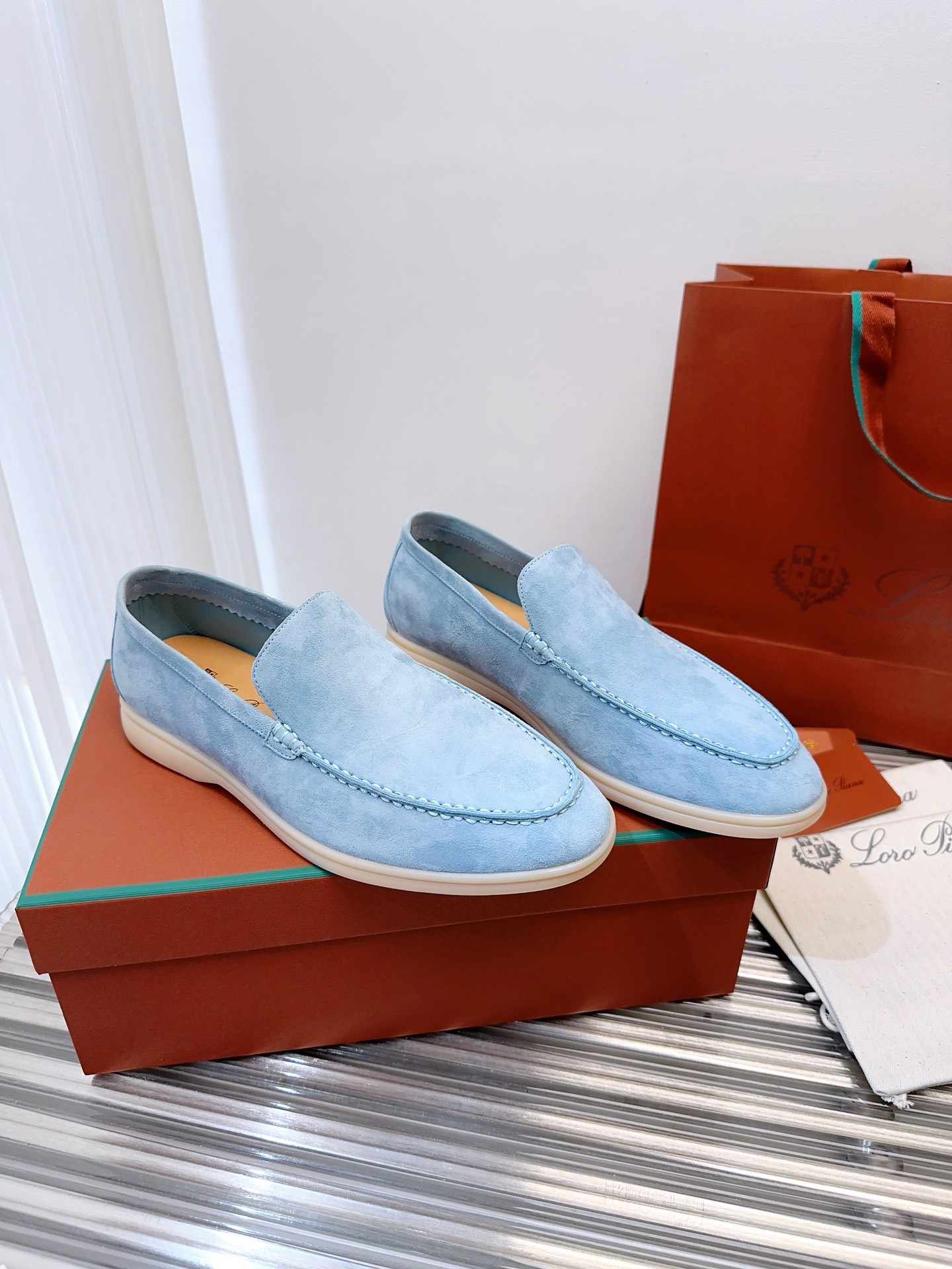 批480升级版 顶级版本Loro Piana Summer Wlak情侣乐福鞋,复古优雅,低调奢华。时尚性与皮料实用性同样兼具依然全网最高品质.
鞋面材料采用进口小牛绒面料,丝质柔滑。
✅内里原版A级水染羊皮➕ A级水染牛皮垫脚。
✅原版真皮中底
✅耐磨高弹牛筋底。
✅独家开模精铸K金电镀🔒锁扣
✅码数:女码35-39 (定制女40.41.42不退不换。)
男码39-44定制男38.45.46定制不退换)
✅推荐搭配:日常百搭。
✅可色卡定做颜色