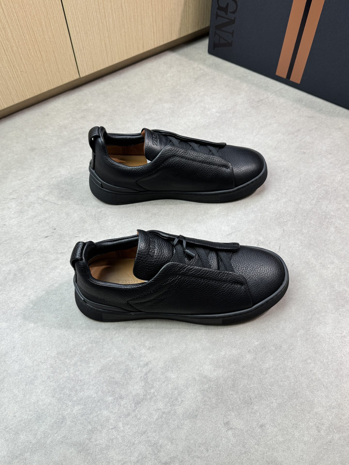 【Zegna】杰尼亚 P710💰
-高端品质 原单🔍🔍🔍休闲运动板鞋
-鞋面:原版🔝荔纹小牛皮、鞋舌空压品牌logo、懒人穿脱松紧带
-内里:水染牛皮
-大底:超轻TPR·橡胶:成型大底
-超高品控·做工精细:凸显(高端·贵气·档次)
-Size: 39-44(38,45,46,可订做)·Z0112