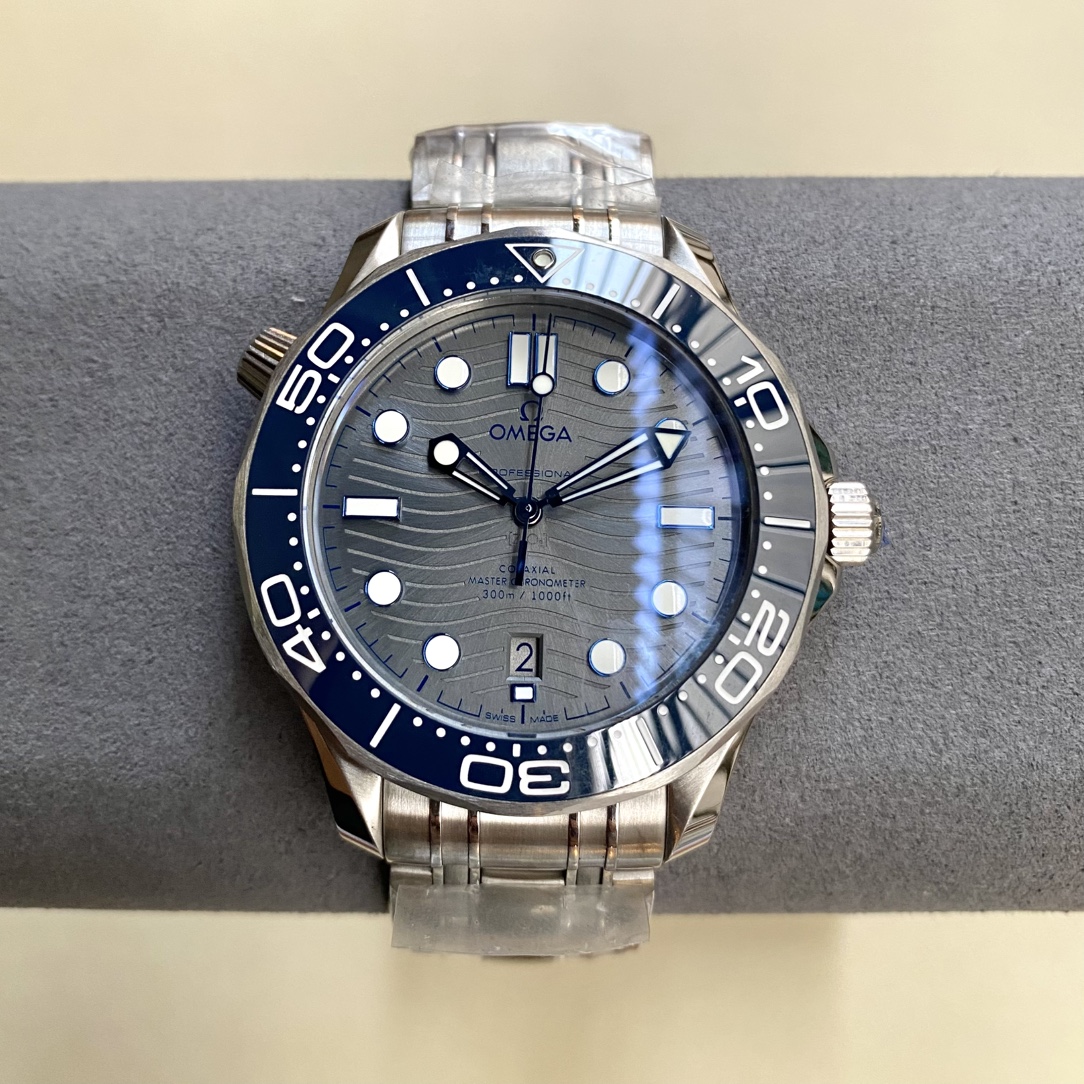 海马300-正8800一体机芯-42mm
送硅胶表带可以替换
8800机芯动储与原厂一致55个小时,自动锤轴承7个陶瓷珠
机芯的大部分零配件可以与原装通用,真正的做到无限接近