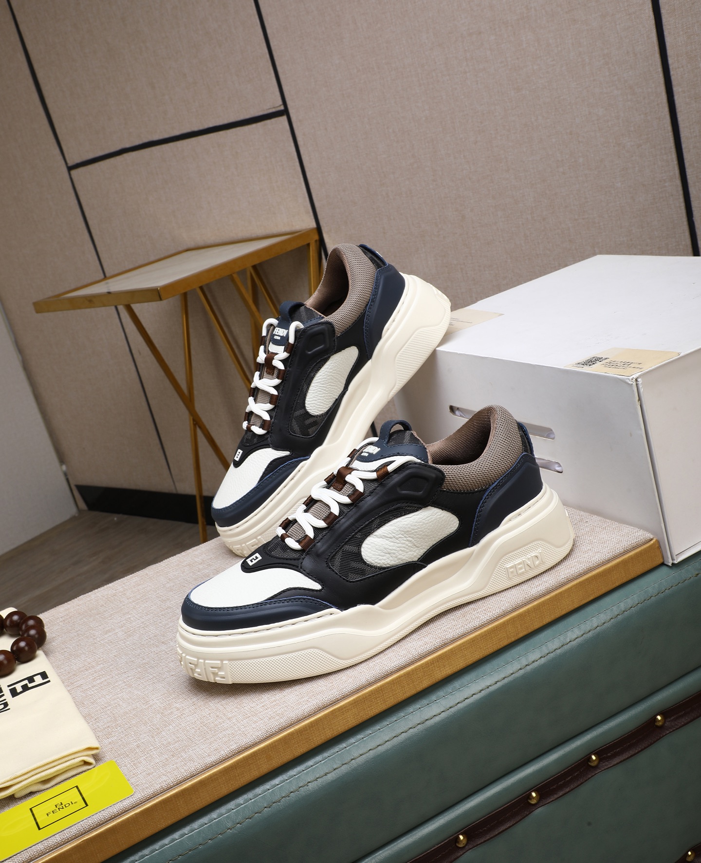 出厂价700 【 FENDI】芬迪
-高端品质 原休闲运动鞋
-鞋面:纳帕小牛皮、荔纹小牛皮、鞋舌.后跟;注塑品牌logo塑胶模块
-内里:品牌帆布
-大底:超轻TPR发泡·橡胶;成型大底
-超高品控·做工精细:凸显(高端·贵气·档次)
-Size :39-44(38,45,可订做)