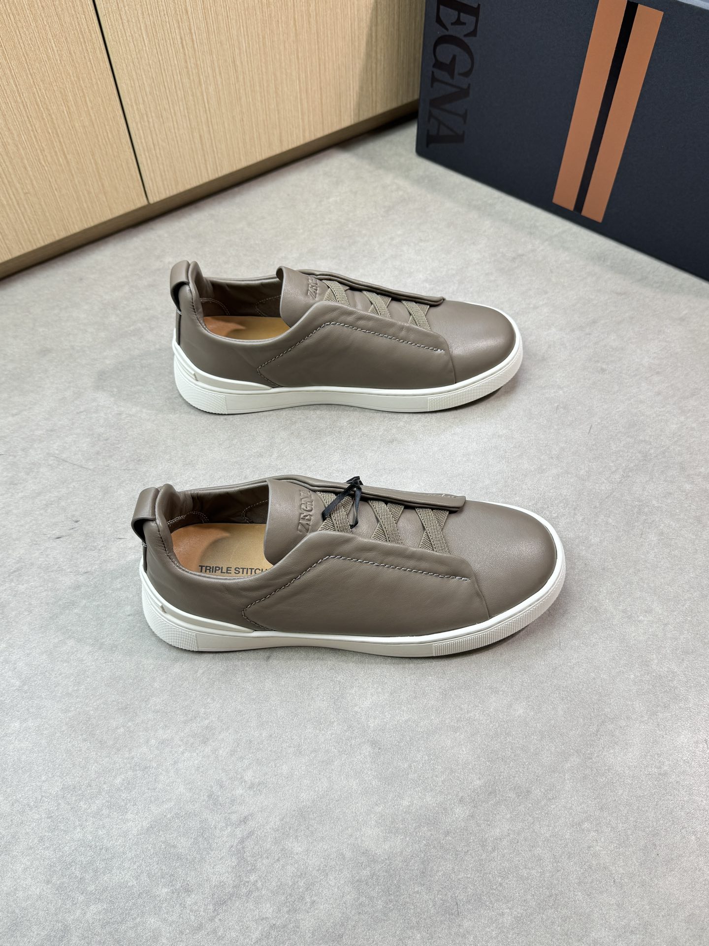 【Zegna】杰尼亚 P710💰
-高端品质 原单🔍🔍🔍休闲运动板鞋
-原版🔝全粒面小牛皮、鞋舌空压品牌logo、懒人穿脱松紧带
-内里:水染牛皮
-大底:超轻TPR·橡胶:成型大底
-超高品控·做工精细:凸显(高端·贵气·档次)
-Size: 39-44(38,45,46,可订做)·Z0112