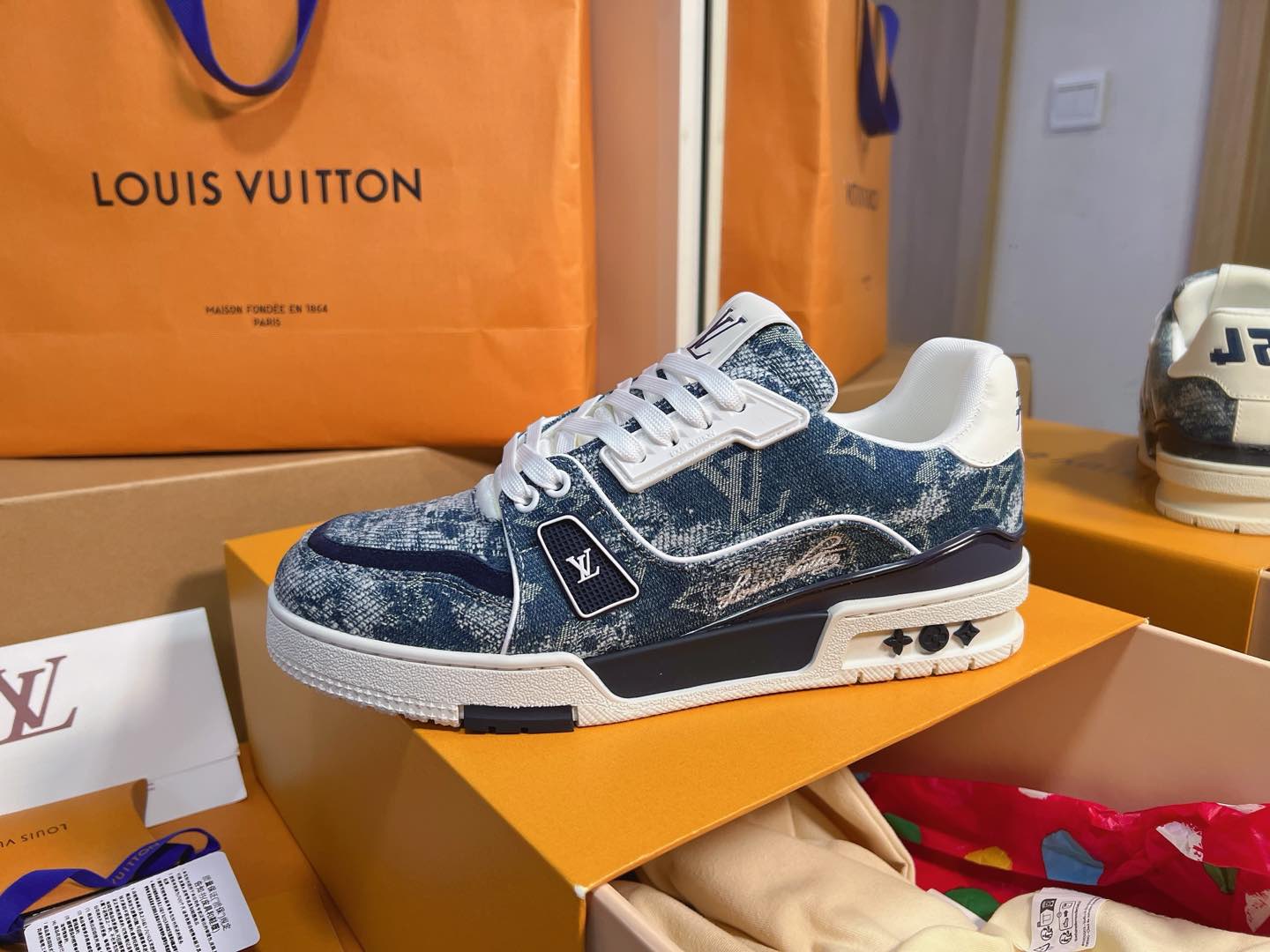 牛仔布拼皮
Size :女35-40(40定做不退换)
男39-44(38 45 46定)
