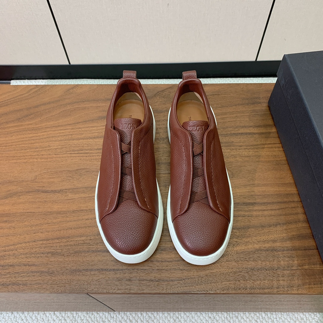 【Zegna】荔枝纹一脚蹬休闲鞋。饰有标志性三重交叉松紧细节,灵感源于三重手缝线迹造型,彰显了杰尼亚的悠久传承。采用原版拉帮套楦工艺鞋型好看且质感轻盈。鞋面油边工艺、鞋舌饰有标志性 Zegna 标识细节,彰显品牌风范。私家原版开模大底,穿脱轻松,舒适不凡。区别于市面上普通橡胶大底。
材质:鞋面原版定制进口牛皮,牛皮内里,原版开模Tpu大底。
码数:39-47(46、47定制不退换)
批:💰590