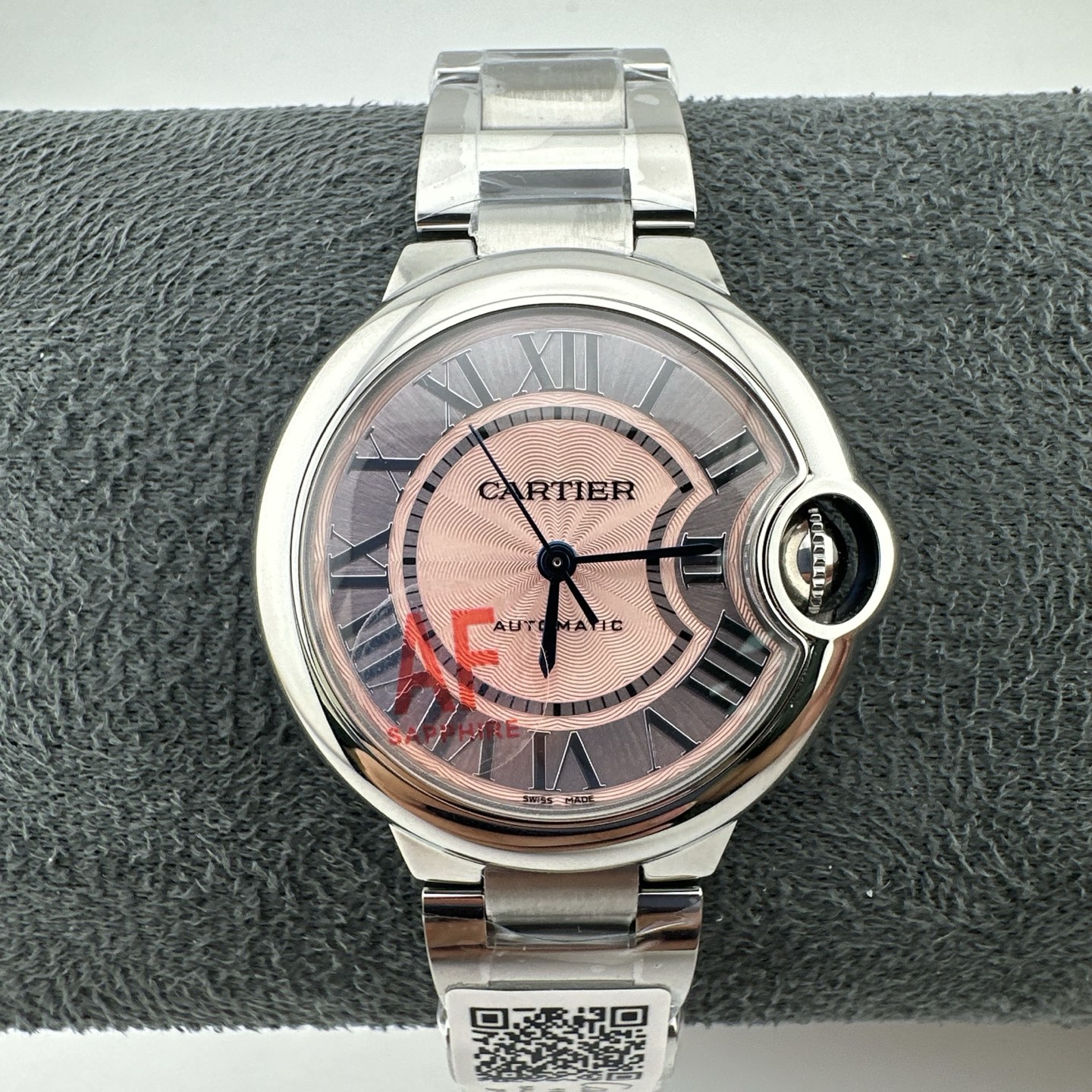 蓝气球中号机械33MM
西铁城机芯=950
配2824机芯=1550
配2892机芯=2100
2824和2892在结构上,相似处很多,差别在于技术相隔了二十年,2892在稳定,耐用性,厚薄上进行的改进。最直观的就是2892要薄1mm,对于本身只有4毫米的机芯,这个进步是巨大的。