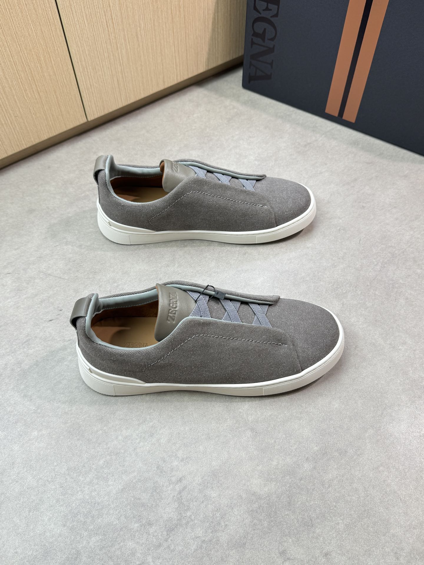 【Zegna】杰尼亚 P710💰
-高端品质 原单🔍🔍🔍休闲运动板鞋
-原版🔝纳帕小牛皮、品牌牛仔帆布、鞋舌空压品牌logo、懒人穿脱松紧带
-内里:水染牛皮
-大底:超轻TPR·橡胶:成型大底
-超高品控·做工精细:凸显(高端·贵气·档次)
-Size: 39-44(38,45,46,可订做)·Z0112