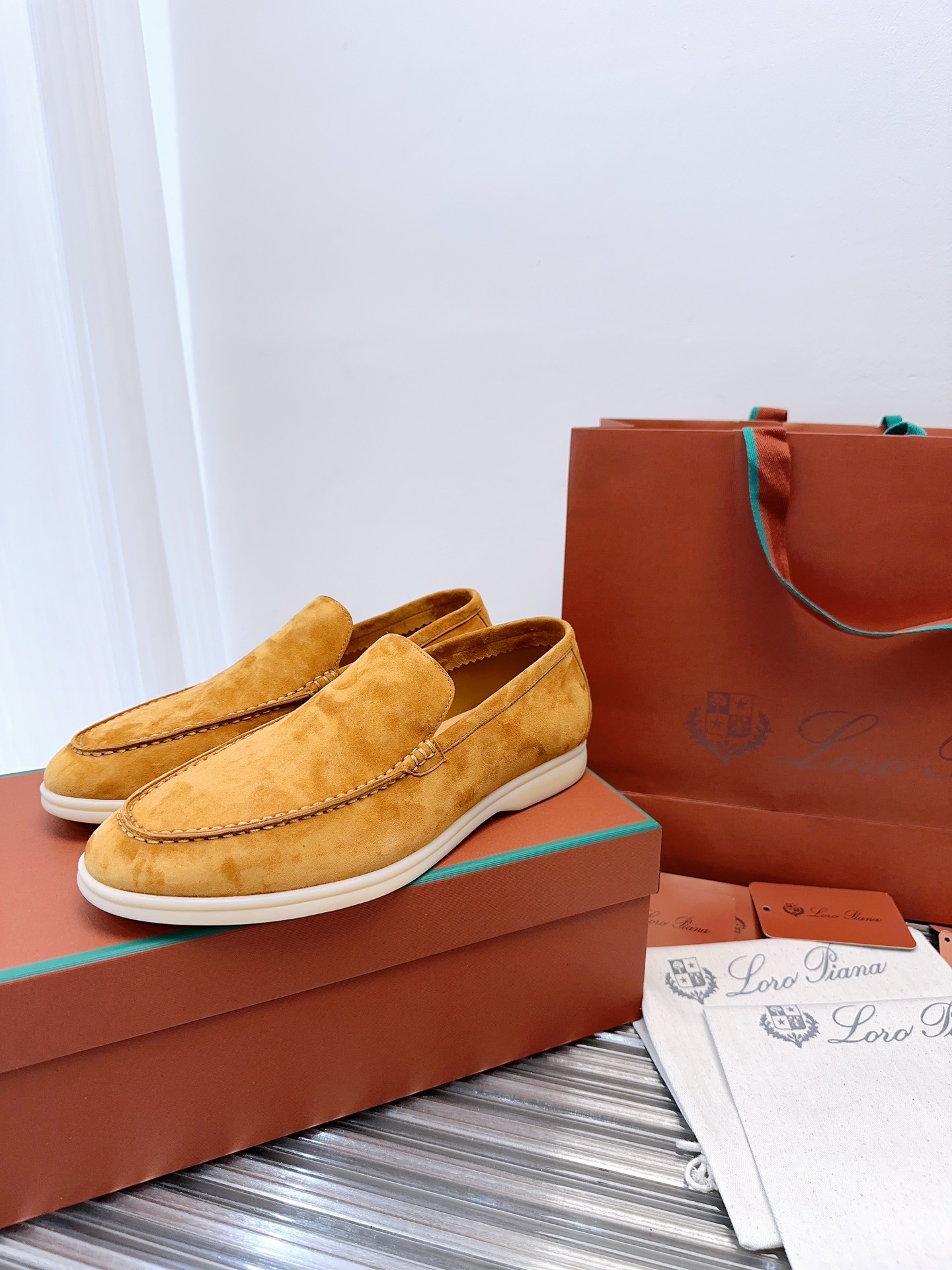 批480升级版 顶级版本Loro Piana Summer Wlak情侣乐福鞋,复古优雅,低调奢华。时尚性与皮料实用性同样兼具依然全网最高品质.
鞋面材料采用进口小牛绒面料,丝质柔滑。
✅内里原版A级水染羊皮➕ A级水染牛皮垫脚。
✅原版真皮中底
✅耐磨高弹牛筋底。
✅独家开模精铸K金电镀🔒锁扣
✅码数:女码35-39 (定制女40.41.42不退不换。)
男码39-44定制男38.45.46定制不退换)
✅推荐搭配:日常百搭。
✅可色卡定做颜色