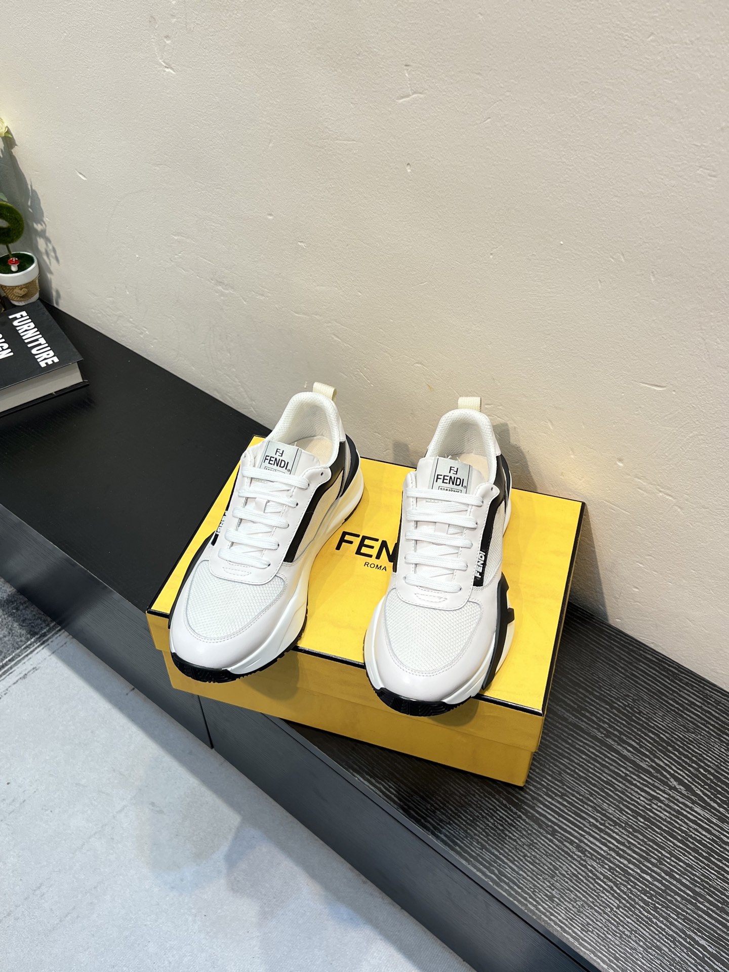 💰¥580 FENDI*——原单品质
芬迪小怪兽!代购级别🔥爆款,鞋面牛皮制造,透气网里,大底更轻便,防滑。市场顶级品质,众多明星亲身演绎,时尚主打潮流,百搭爆款,简单不失品味,潮人必备,散发时尚休闲气息,时尚就在脚下,自信满满,穿起来。Size:38-44(45定制)
