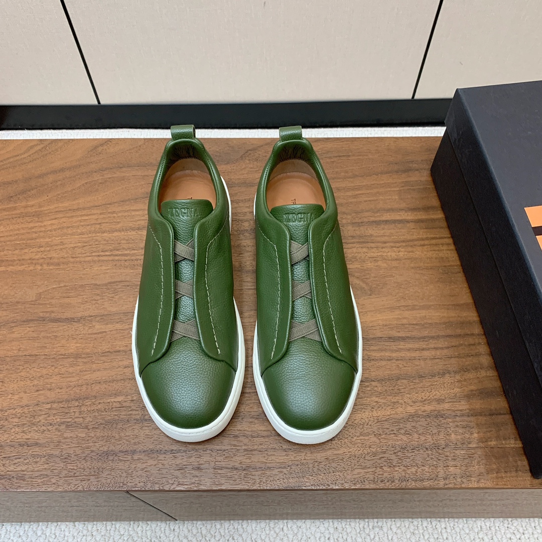 【Zegna】荔枝纹一脚蹬休闲鞋。饰有标志性三重交叉松紧细节,灵感源于三重手缝线迹造型,彰显了杰尼亚的悠久传承。采用原版拉帮套楦工艺鞋型好看且质感轻盈。鞋面油边工艺、鞋舌饰有标志性 Zegna 标识细节,彰显品牌风范。私家原版开模大底,穿脱轻松,舒适不凡。区别于市面上普通橡胶大底。
材质:鞋面原版定制进口牛皮,牛皮内里,原版开模Tpu大底。
码数:39-47(46、47定制不退换)
批:💰590