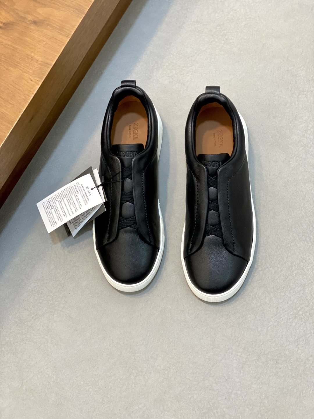 💰700 Ermenegildo Zegna 杰尼亚休闲运动鞋
Triple Stitch 是一款精致的休闲鞋履,饰有标志性三重交叉松紧细节,灵感源于三重手缝线迹造型,彰显了杰尼亚的悠久传承。这款皮革衬里鹿皮球鞋饰有骆马色装饰细节,采用便鞋鞋型且质感轻盈,配有灵活的橡胶外底,穿脱轻松,舒适不凡。后跟饰有标志性 Ermenegildo Zegna XXX 标识细节,彰显品牌风范。
码数:39-44,标准皮鞋尺码。