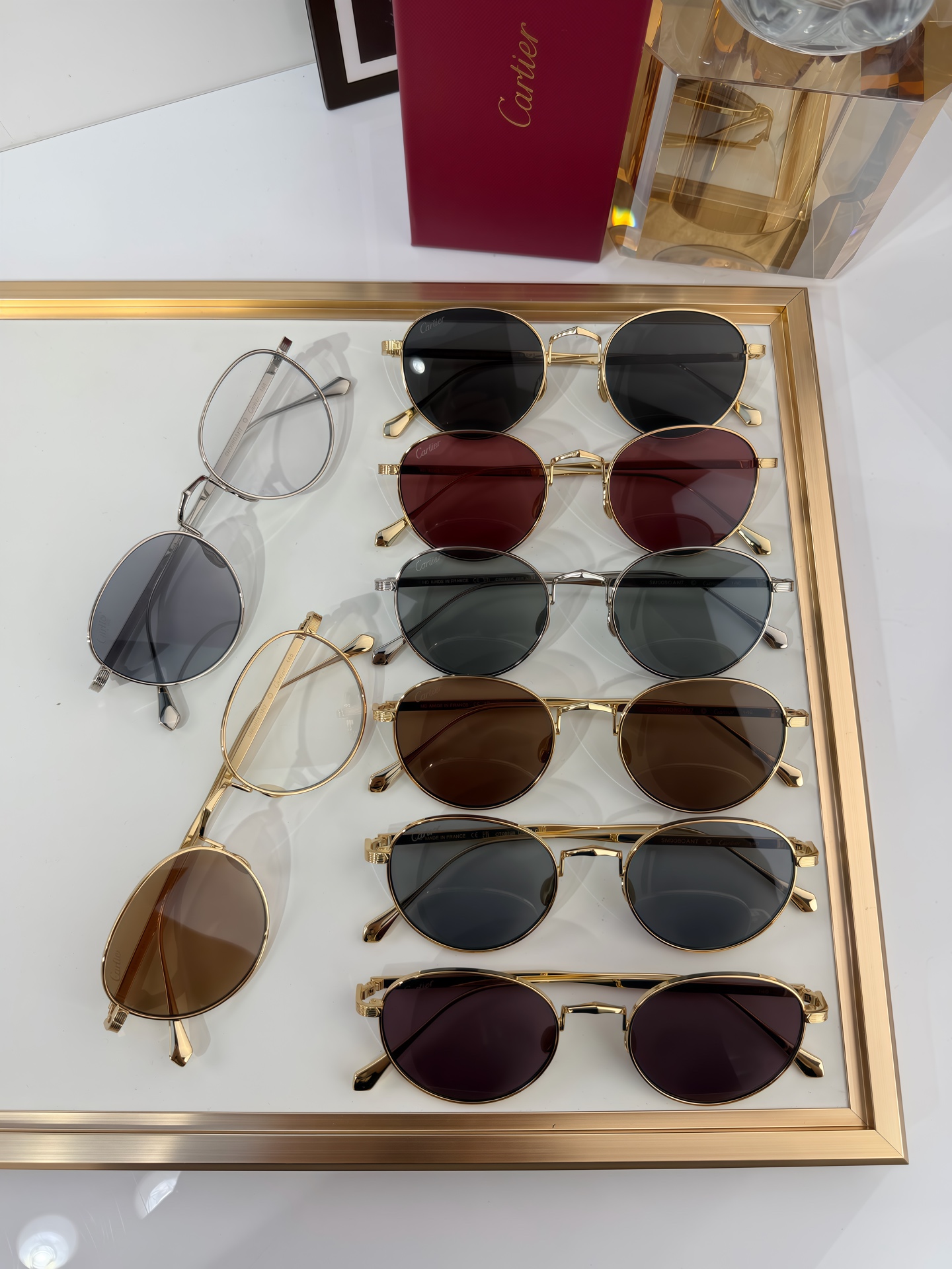 330💰变色390💰Top Quality
Original goods
Cartier Signature C de Cartier
mod:CT0626S size:51-21 145
photochromic lenses
以几何复古圆形镜框搭配标志性C形鼻梁设计,镜腿饰有品牌经典凹槽纹理,采用精湛工艺打造轻盈质感,彰显优雅格调