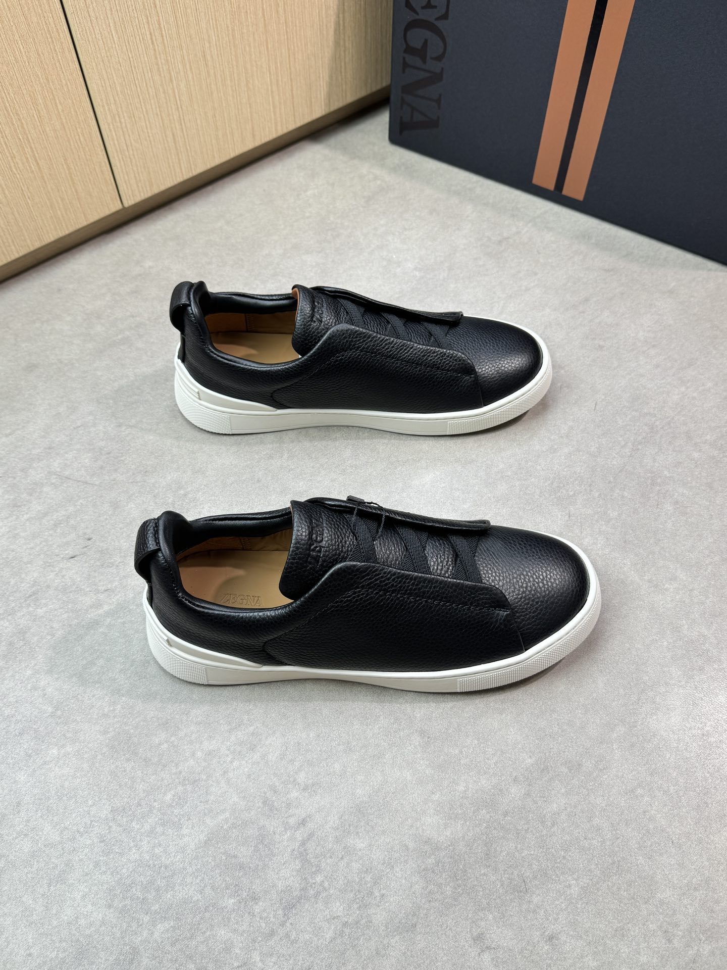 【Zegna】杰尼亚 P710💰
-高端品质 原单🔍🔍🔍休闲运动板鞋
-鞋面:原版🔝荔纹小牛皮、鞋舌空压品牌logo、懒人穿脱松紧带
-内里:水染牛皮
-大底:超轻TPR·橡胶:成型大底
-超高品控·做工精细:凸显(高端·贵气·档次)
-Size: 39-44(38,45,46,可订做)·Z0112