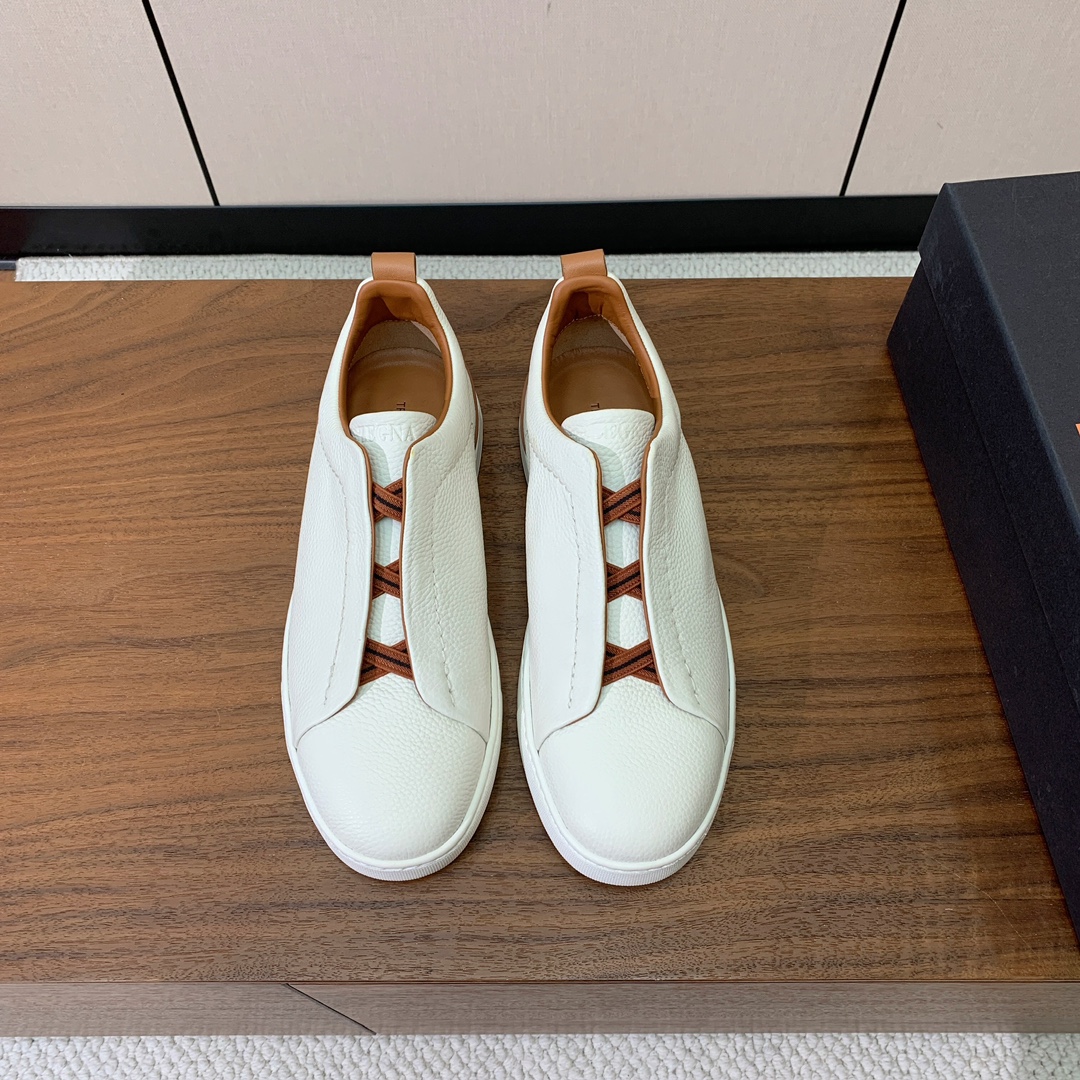 【Zegna】荔枝纹一脚蹬休闲鞋。饰有标志性三重交叉松紧细节,灵感源于三重手缝线迹造型,彰显了杰尼亚的悠久传承。采用原版拉帮套楦工艺鞋型好看且质感轻盈。鞋面油边工艺、鞋舌饰有标志性 Zegna 标识细节,彰显品牌风范。私家原版开模大底,穿脱轻松,舒适不凡。区别于市面上普通橡胶大底。
材质:鞋面原版定制进口牛皮,牛皮内里,原版开模Tpu大底。
码数:39-47(46、47定制不退换)
批:💰590