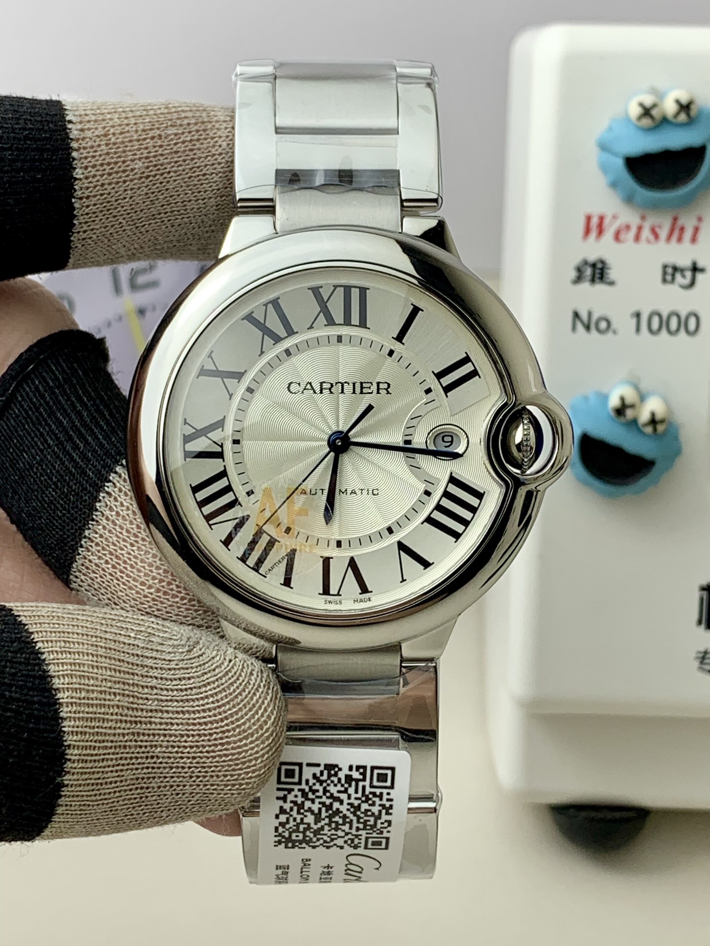 蓝气球机械42MM
配2824机芯=1750
配2892机芯=2300
2824和2892在结构上,相似处很多,差别在于技术相隔了二十年,2892在稳定,耐用性,厚薄上进行的改进。最直观的就是2892要薄1mm,对于本身只有4毫米的机芯,这个进步是巨大的。