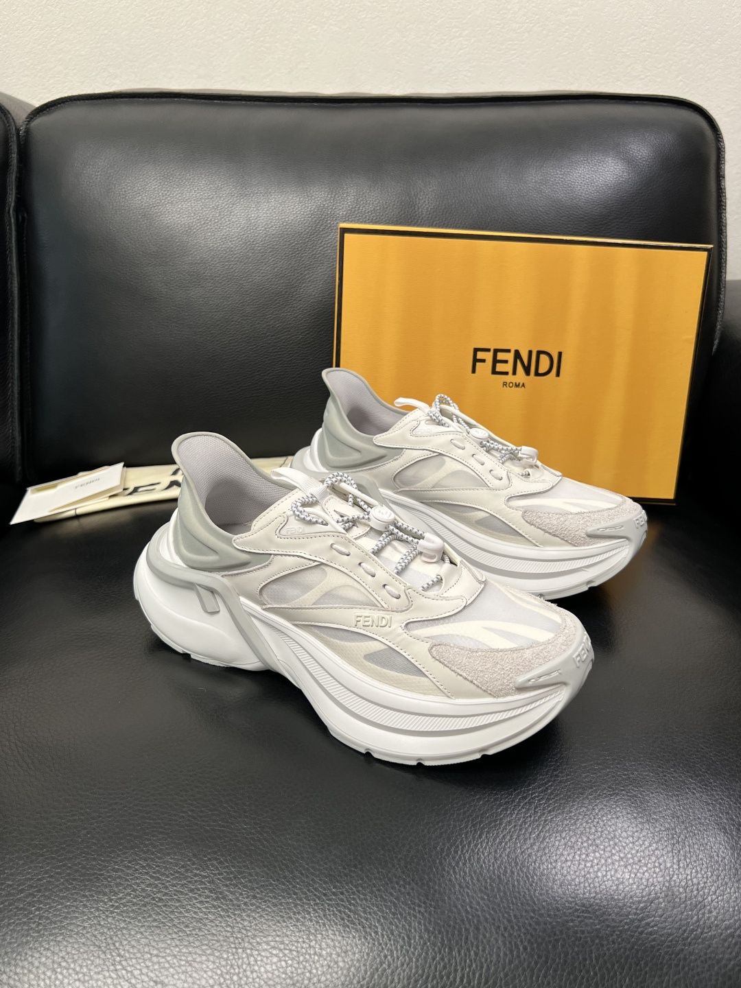 P690 FENDI 高品质 顶级工艺品,芬迪 专柜同步,原厂配置意大利进口牛皮面料,进口牛皮内里垫,透气舒适,鞋底:原厂特供原版底,原厂跟单货 欢迎对比,码数 39-44(订做 38 45 )