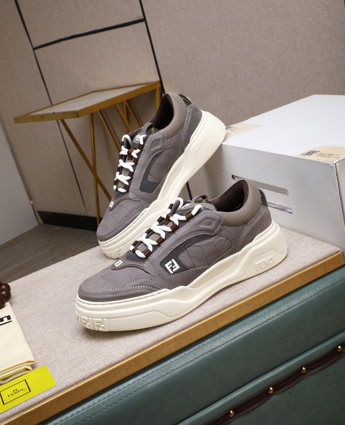 出厂价700 【 FENDI】芬迪
-高端品质 原休闲运动鞋
-鞋面:纳帕小牛皮、荔纹小牛皮、鞋舌.后跟;注塑品牌logo塑胶模块
-内里:品牌帆布
-大底:超轻TPR发泡·橡胶;成型大底
-超高品控·做工精细:凸显(高端·贵气·档次)
-Size :39-44(38,45,可订做)