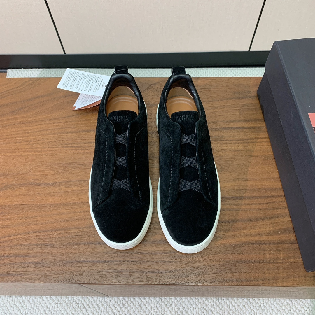 【Zegna】羊京一脚蹬休闲鞋。饰有标志性三重交叉松紧细节,灵感源于三重手缝线迹造型,彰显了杰尼亚的悠久传承。采用原版拉帮套楦工艺鞋型好看且质感轻盈。鞋面油边工艺、鞋舌饰有标志性 Zegna 标识细节,彰显品牌风范。私家原版开模大底,穿脱轻松,舒适不凡。区别于市面上普通橡胶大底。
材质:鞋面原版定制进口羊京,牛皮内里,原版开模Tpu大底。
码数:39-47(46、47定制不退换)
批:💰590